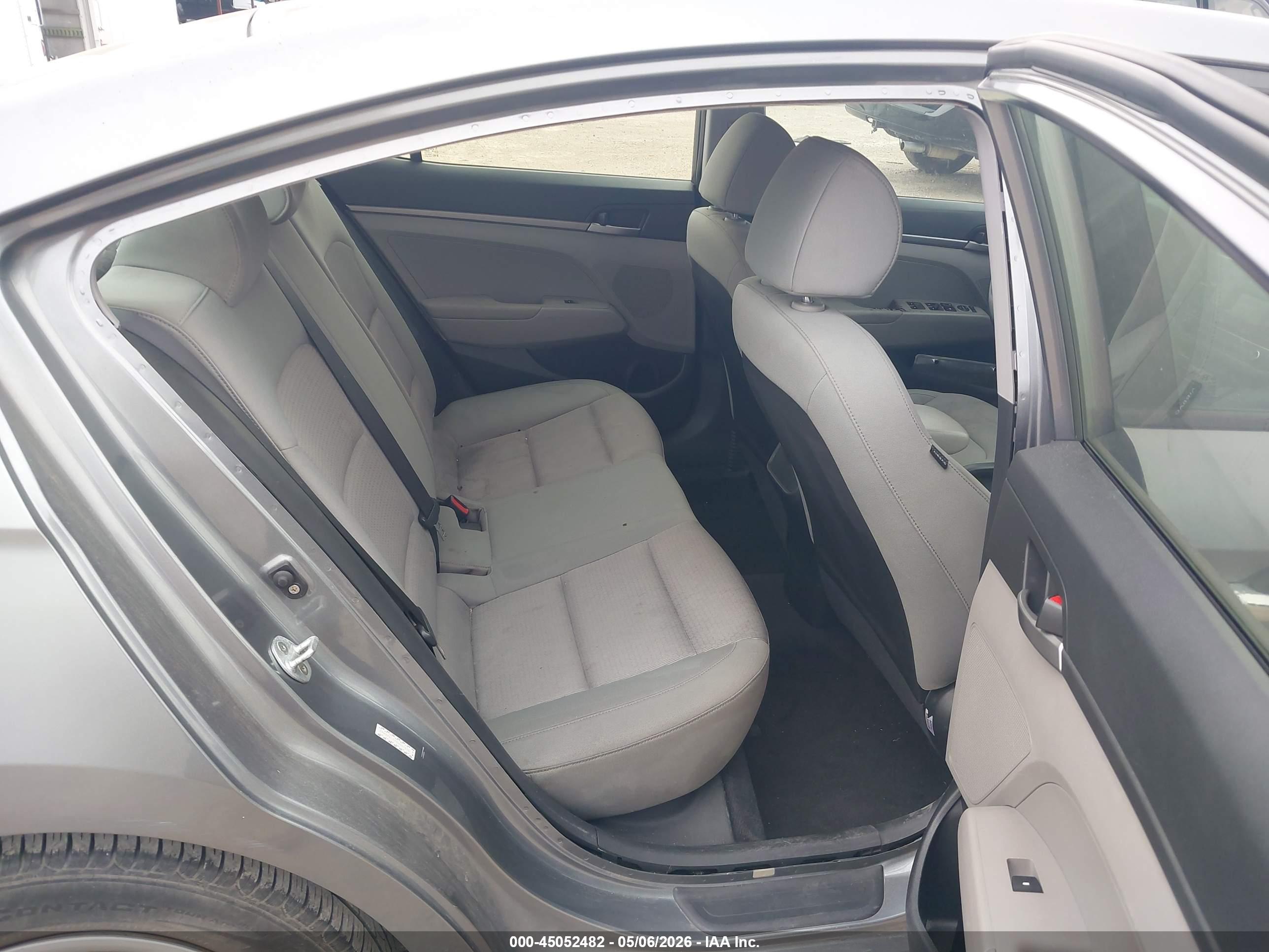 HYUNDAI ELANTRA image 8