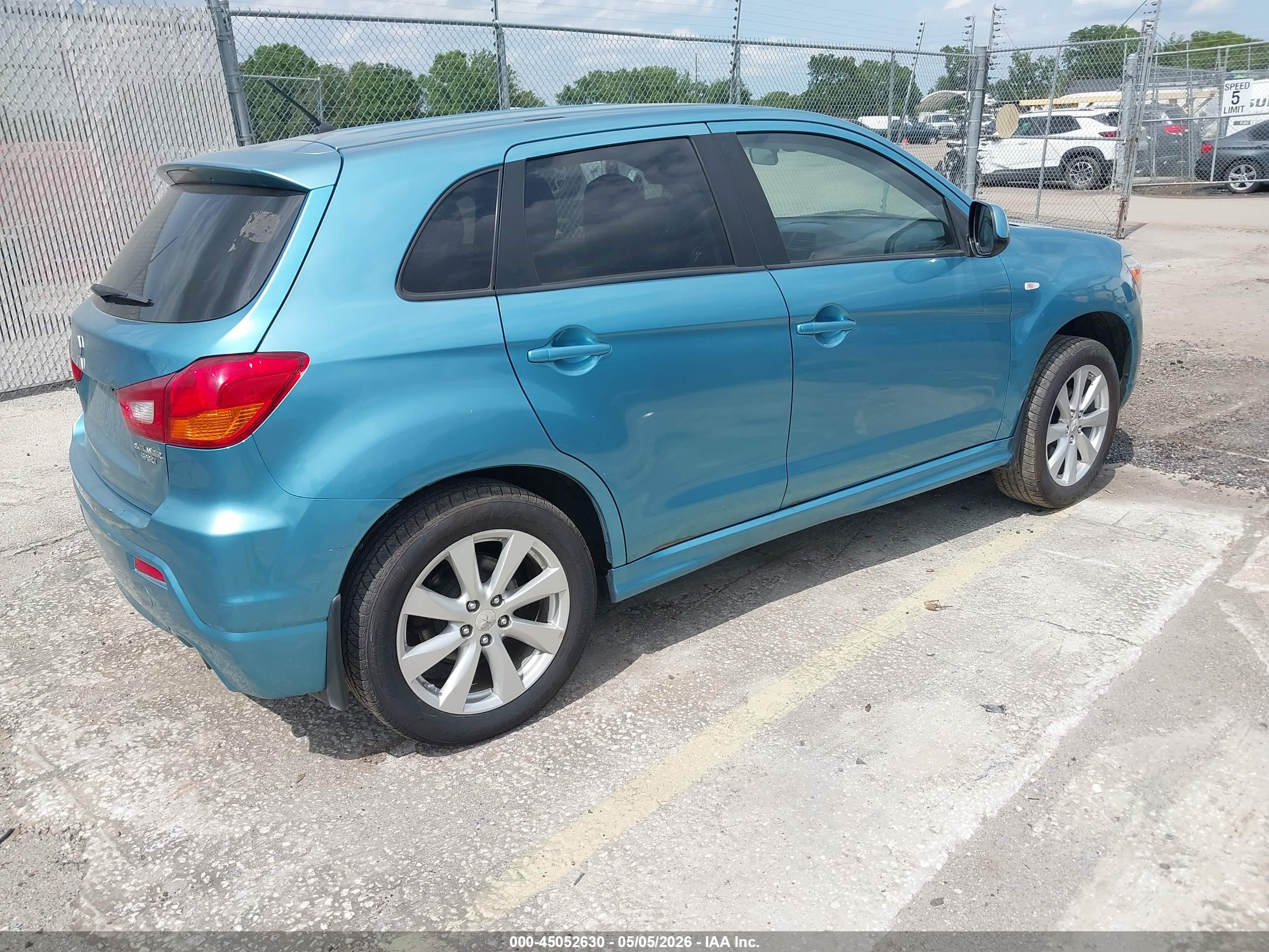 MITSUBISHI OUTLANDER image 4