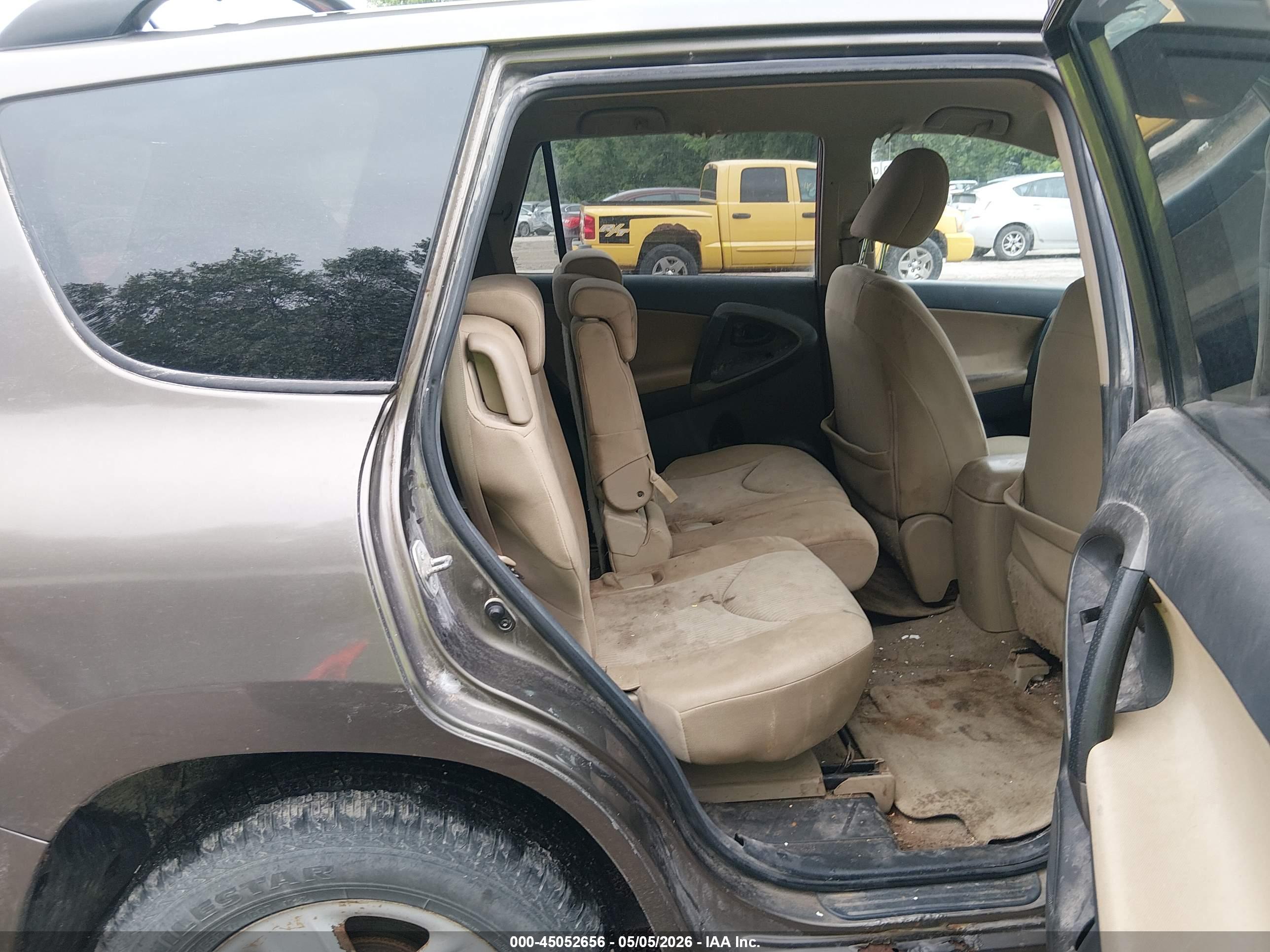 TOYOTA RAV4 image 8