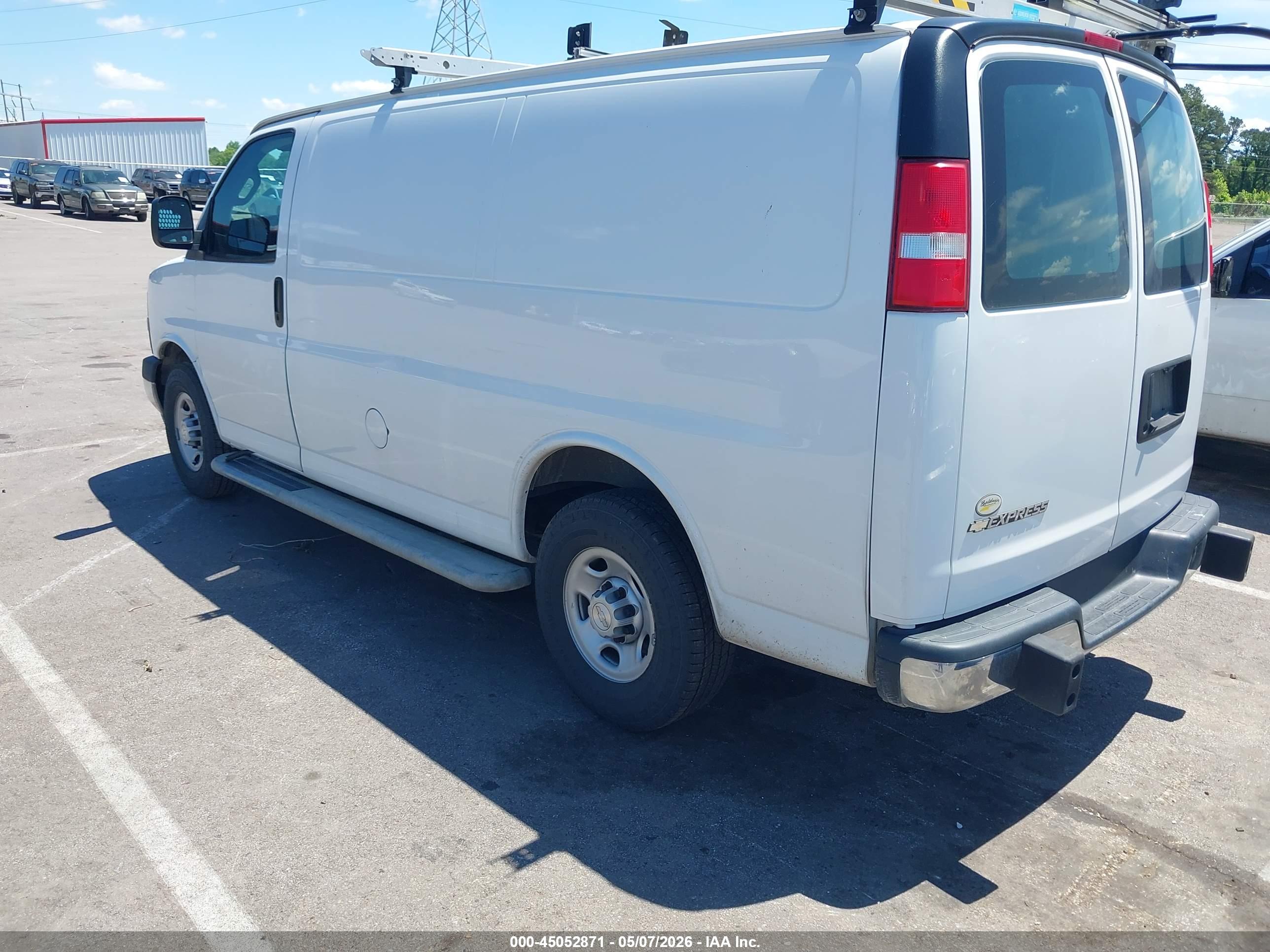 CHEVROLET EXPRESS image 3
