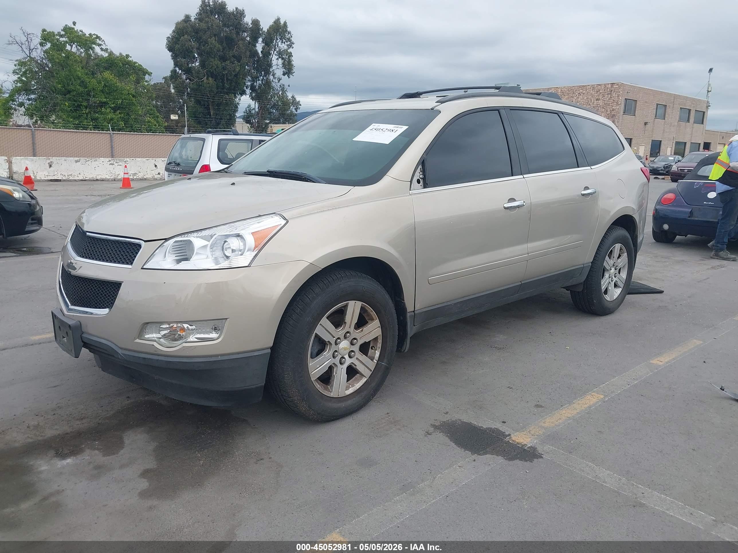 CHEVROLET TRAVERSE image 2