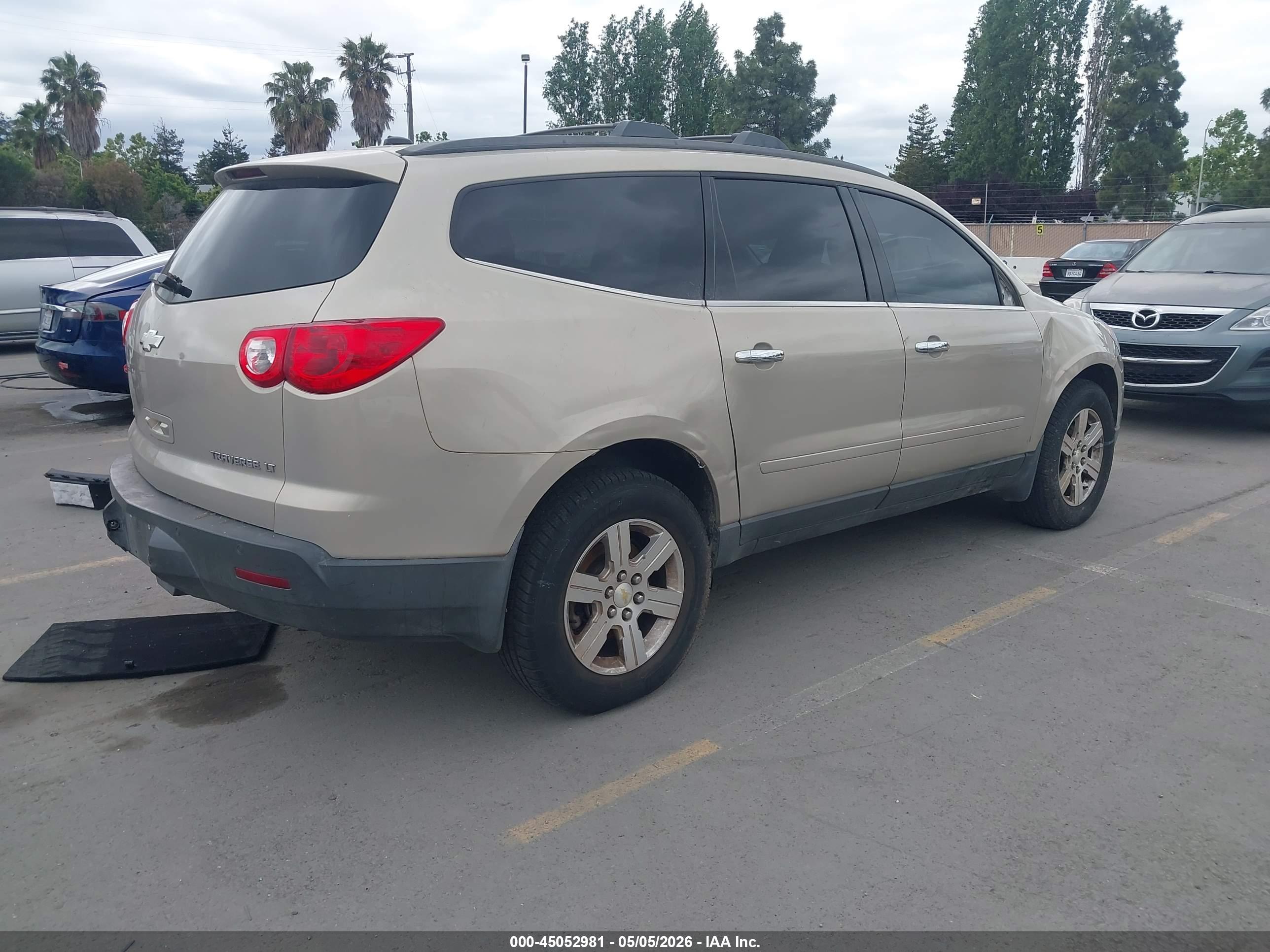 CHEVROLET TRAVERSE image 4