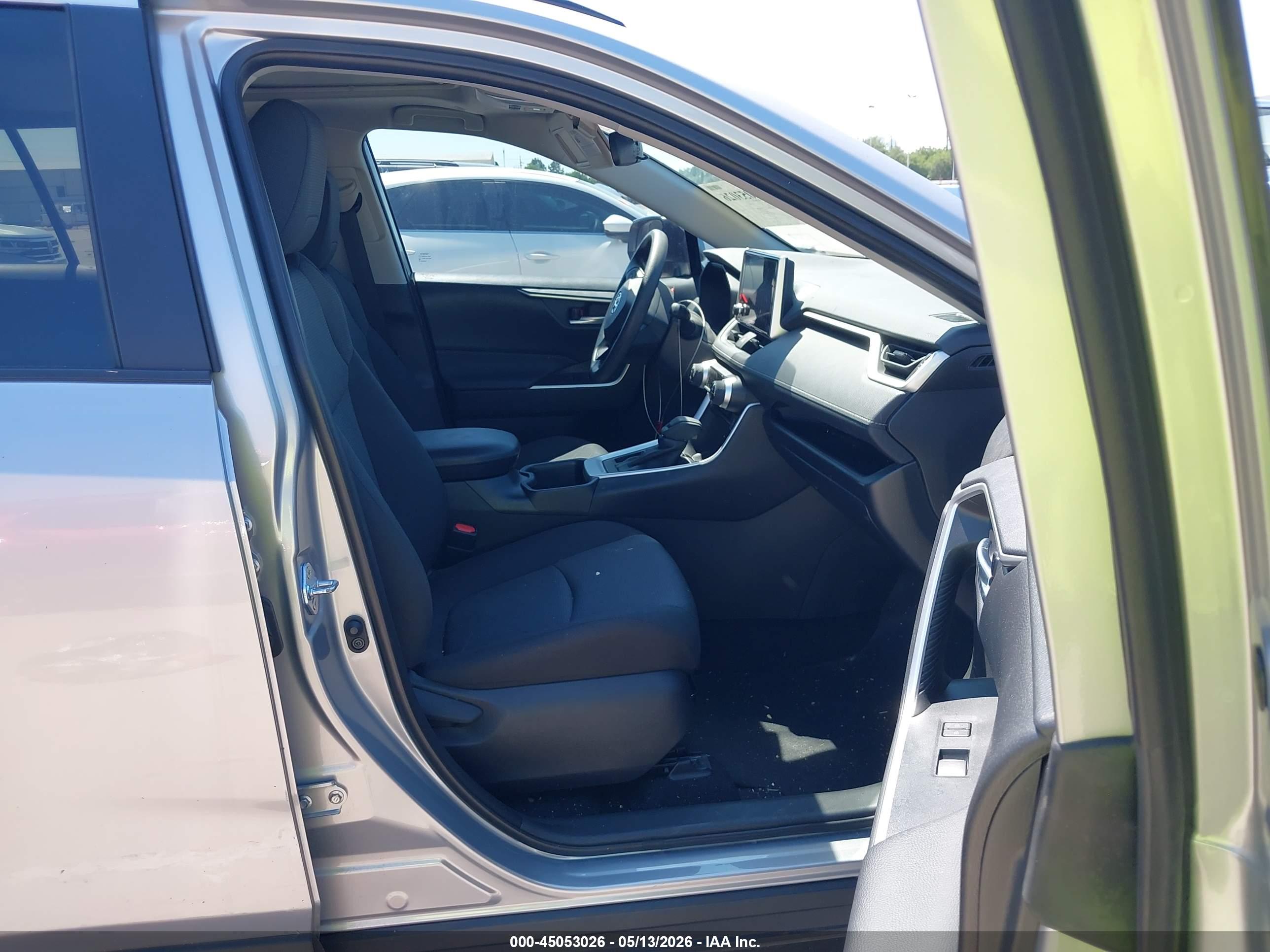 TOYOTA RAV4 image 5