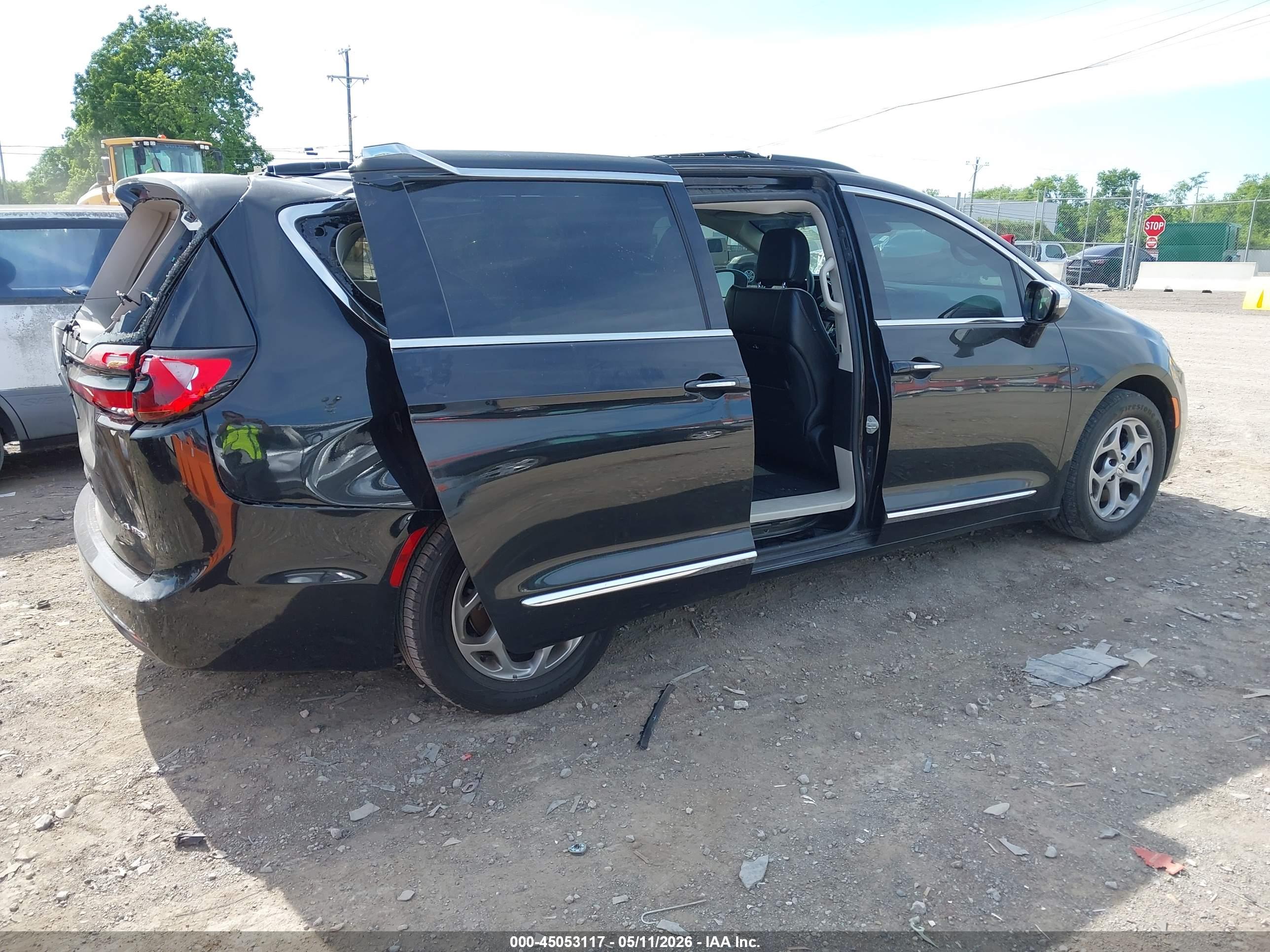 CHRYSLER PACIFICA image 4