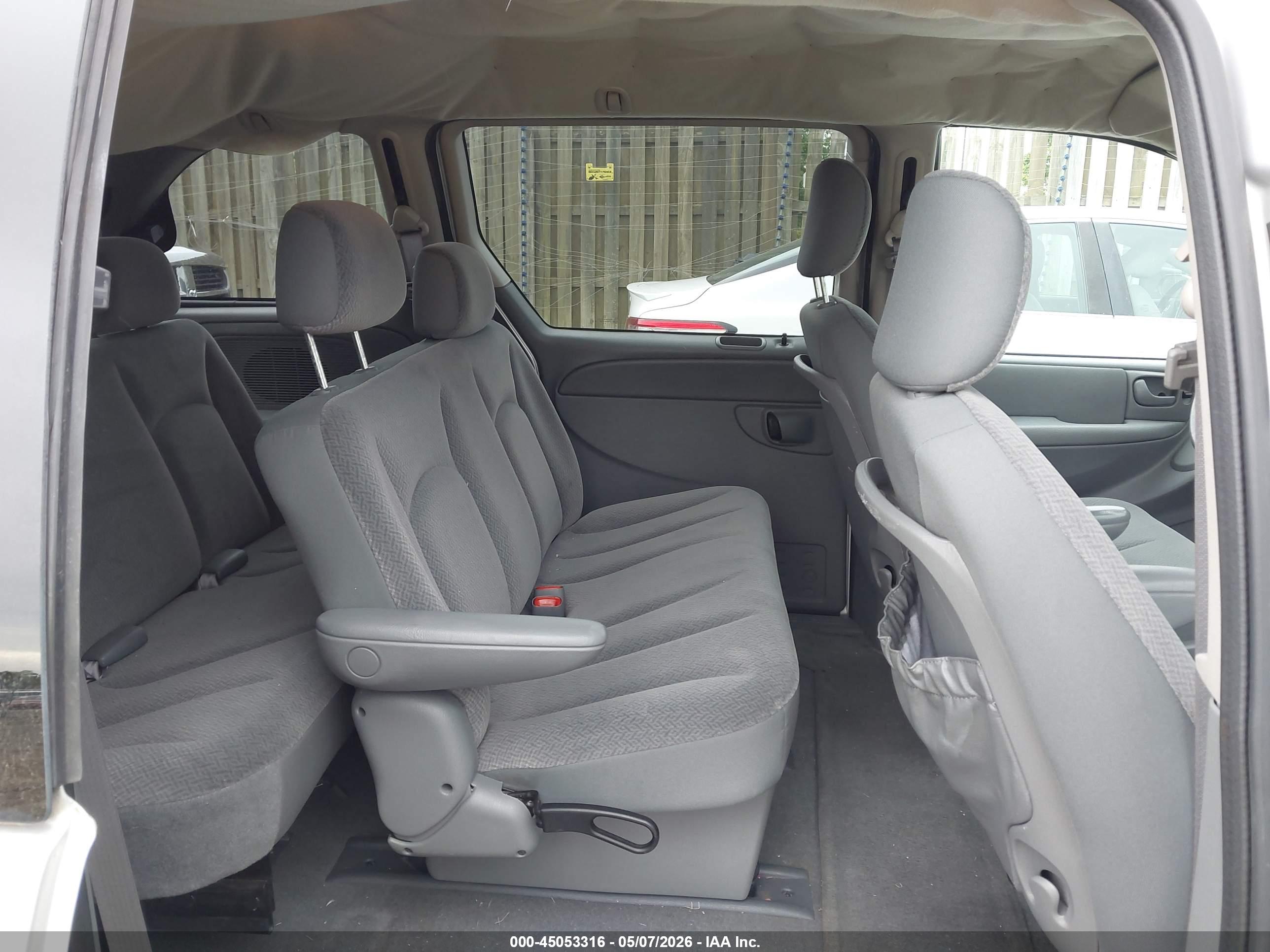 CHRYSLER TOWN image 8