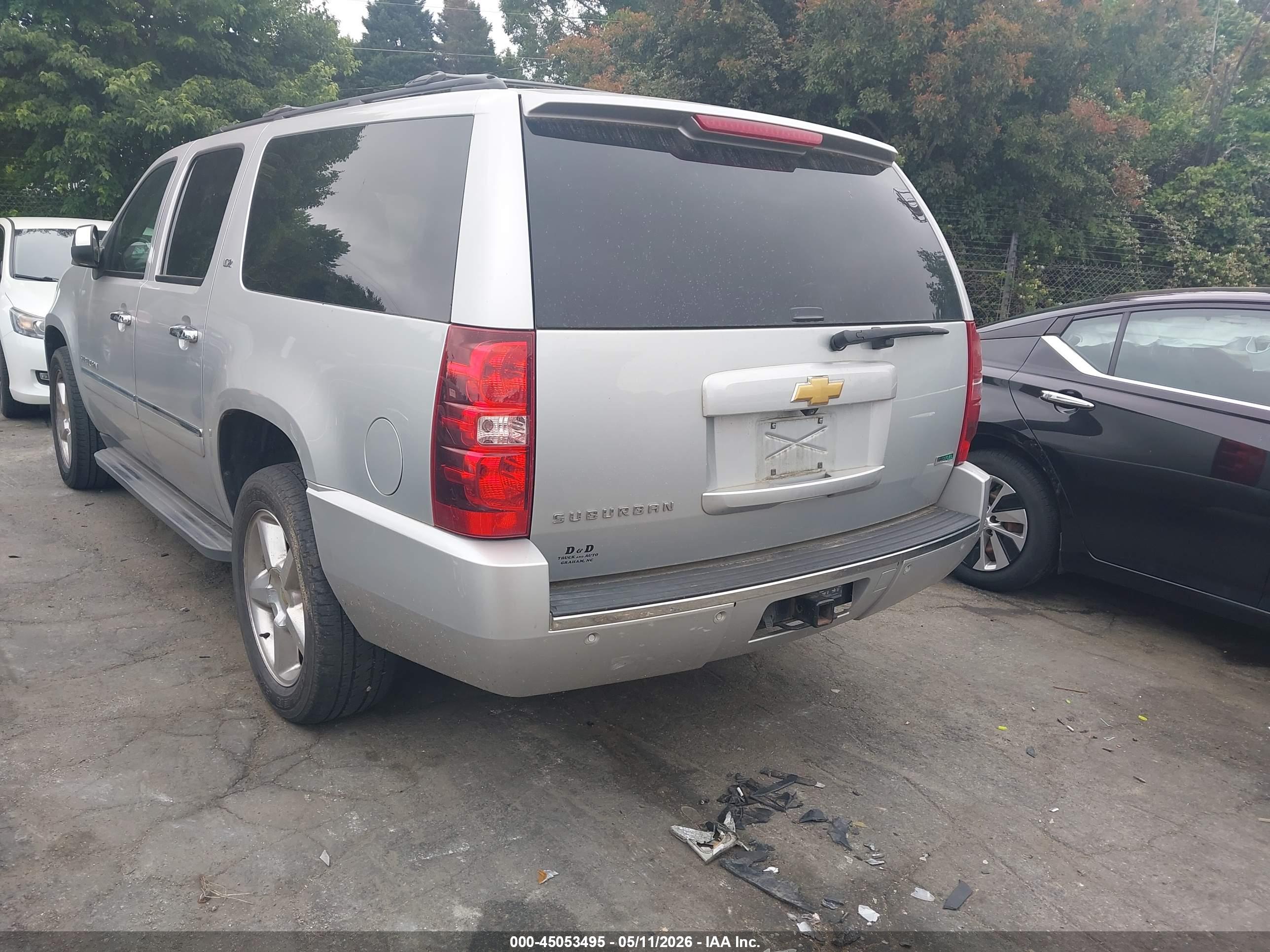 CHEVROLET SUBURBAN image 3