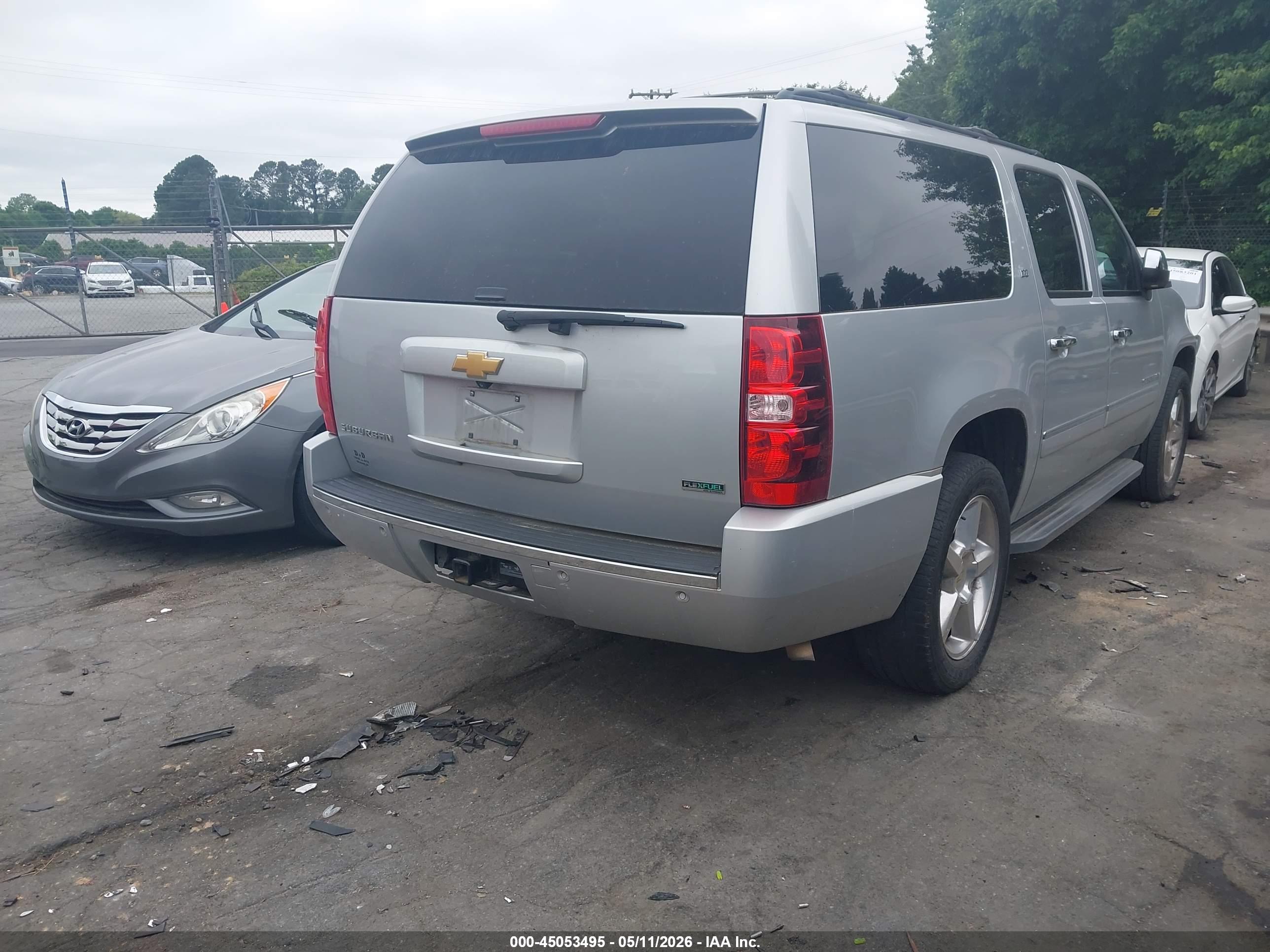 CHEVROLET SUBURBAN image 4
