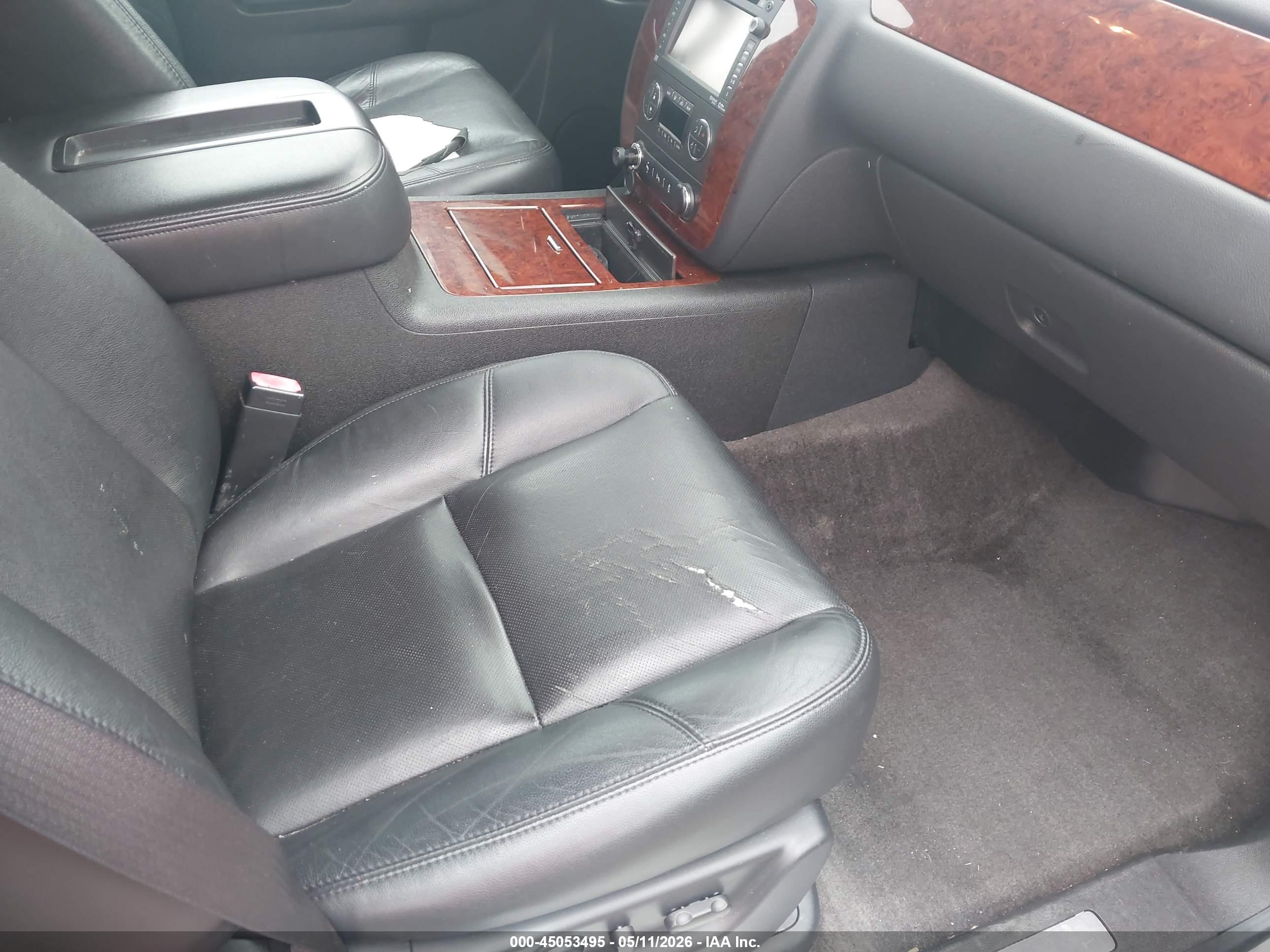 CHEVROLET SUBURBAN image 5