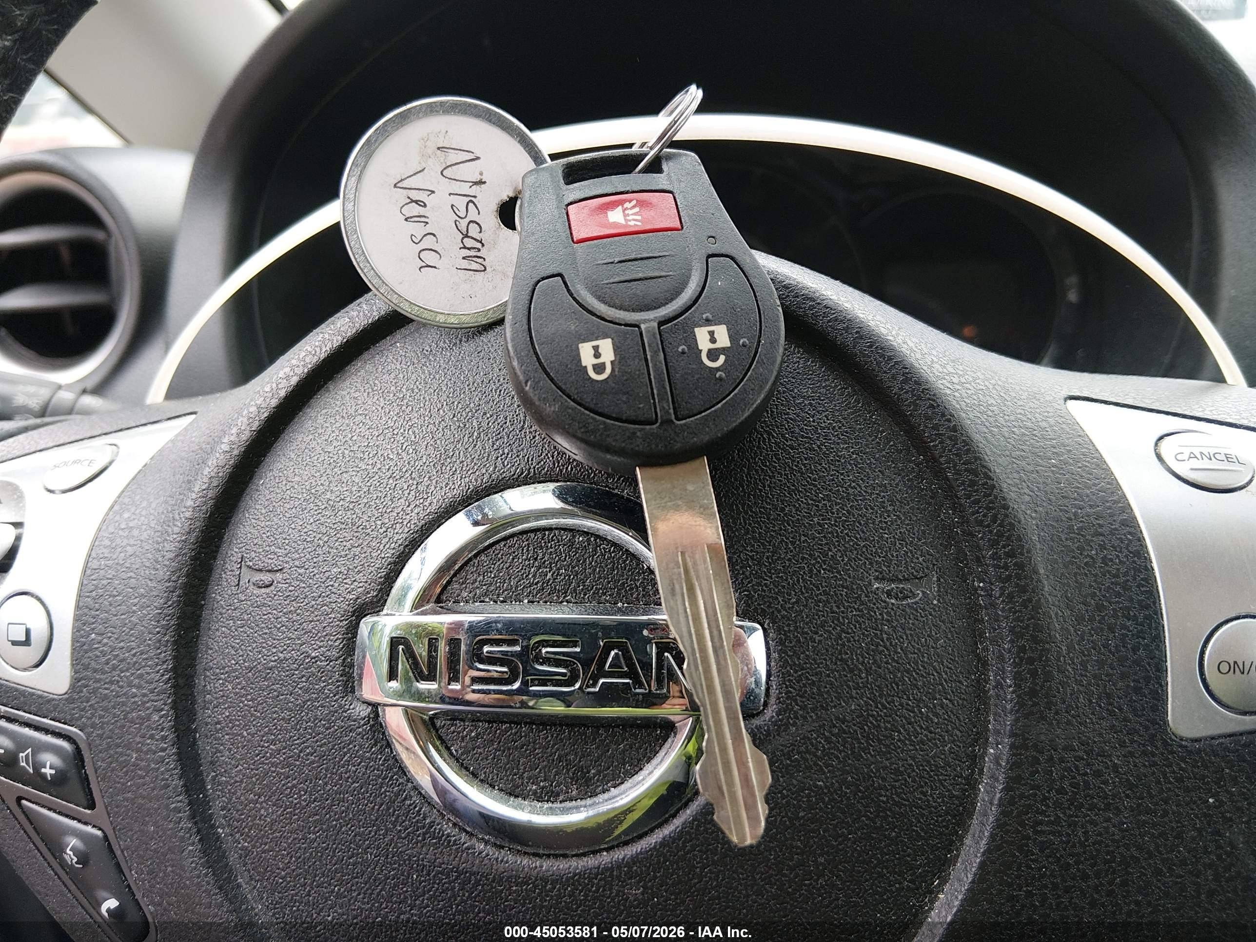 NISSAN VERSA image 11
