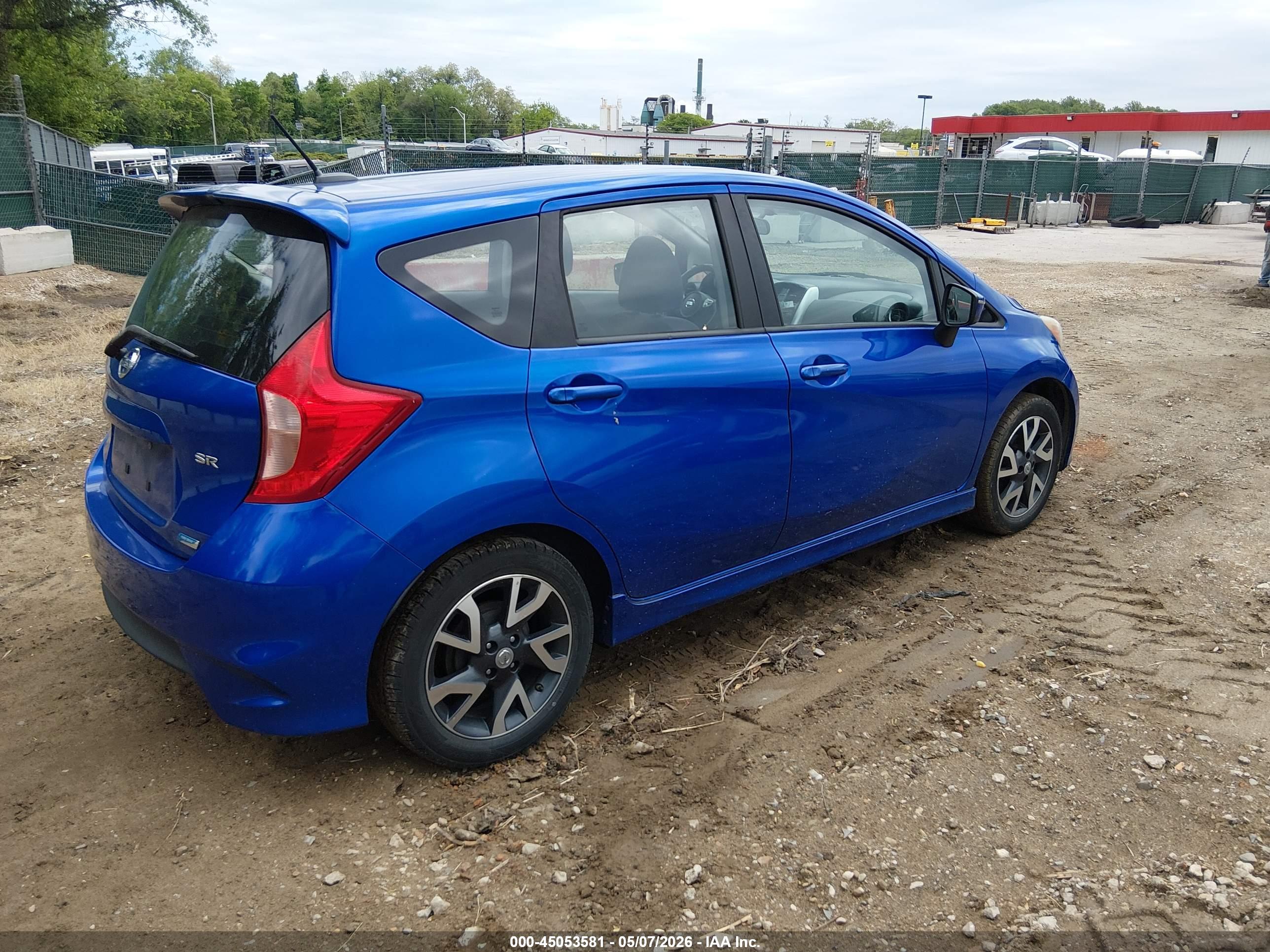 NISSAN VERSA image 4