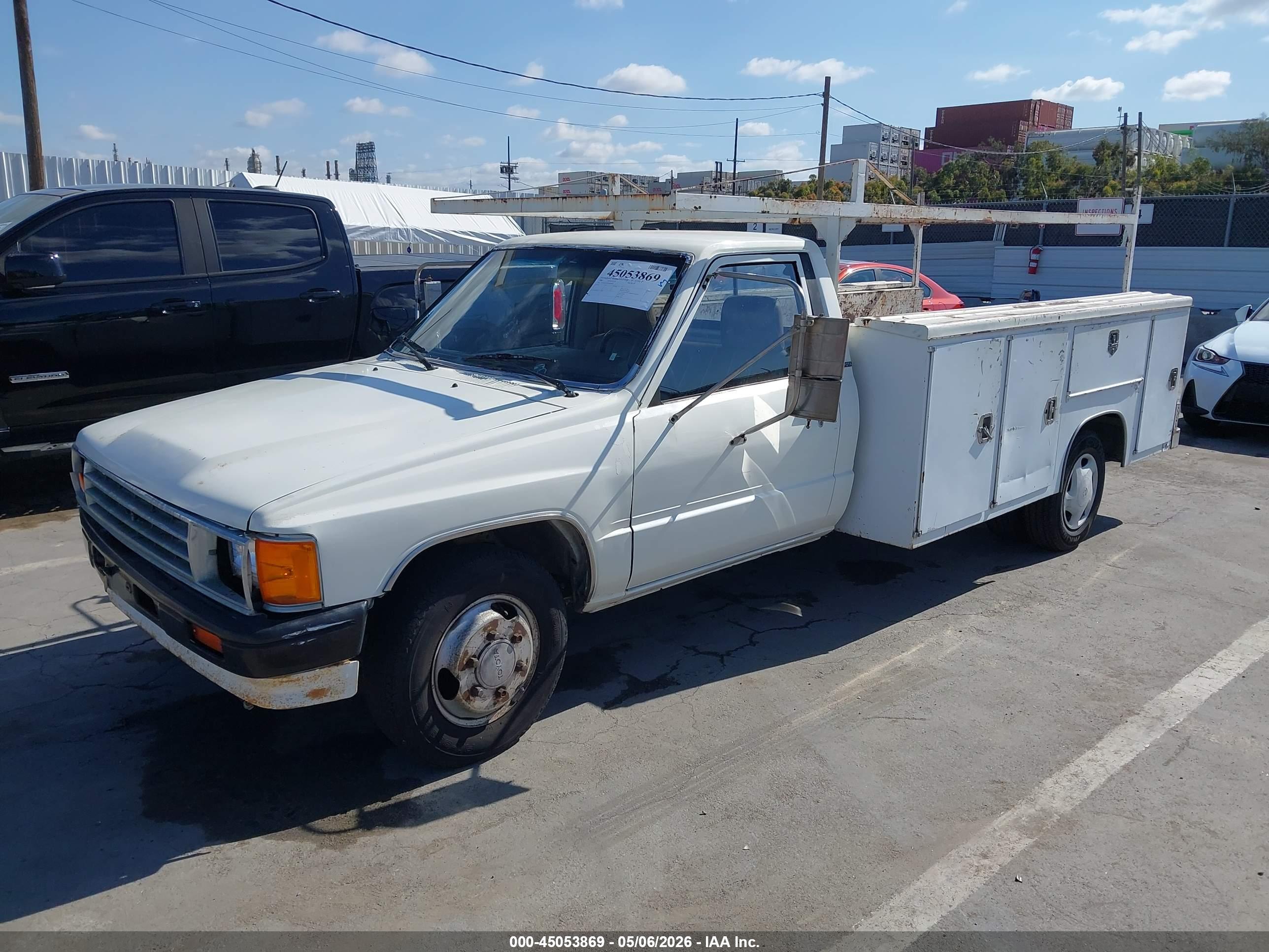 TOYOTA PICKUP image 2