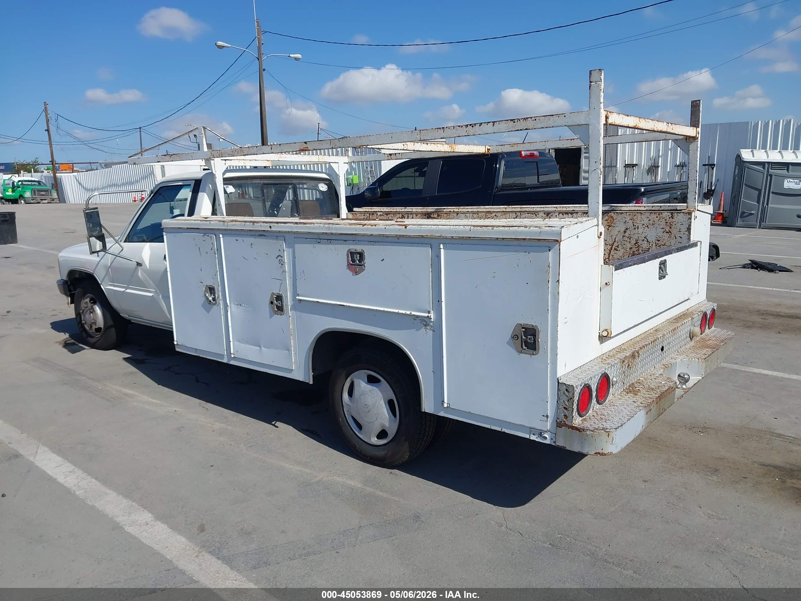 TOYOTA PICKUP image 3