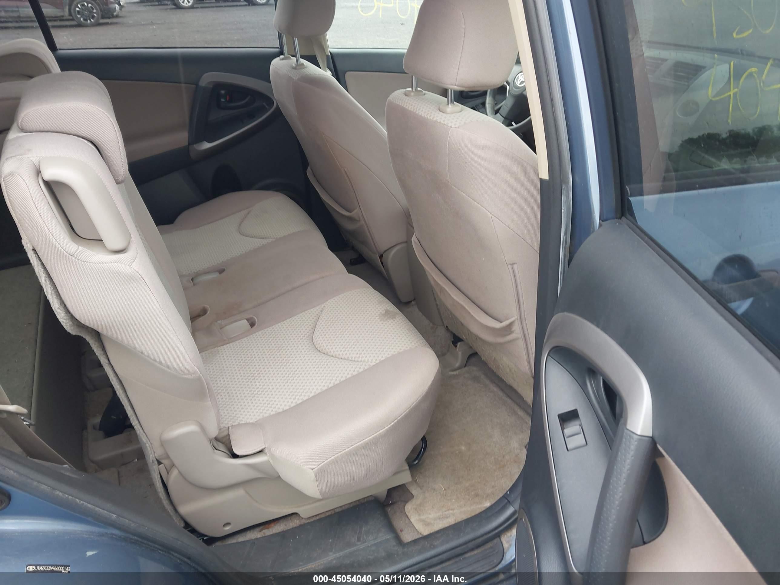 TOYOTA RAV4 image 8