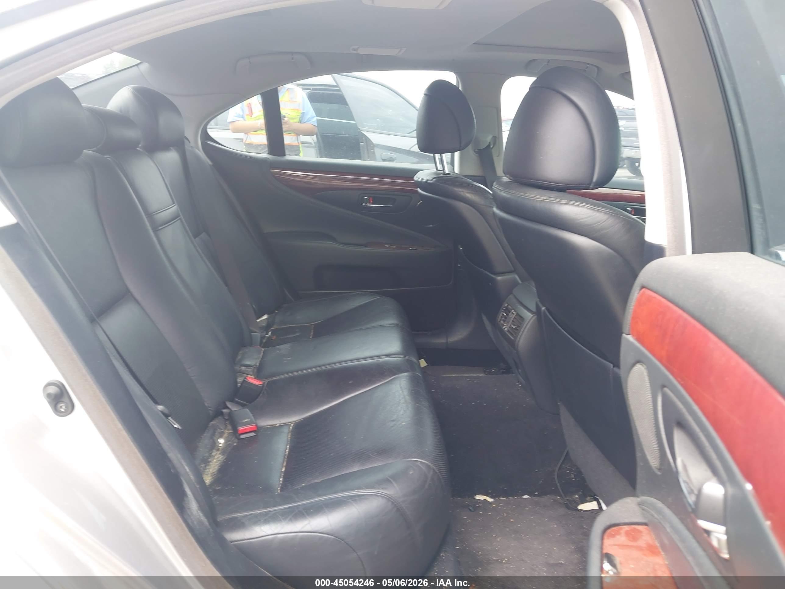 LEXUS LS image 8