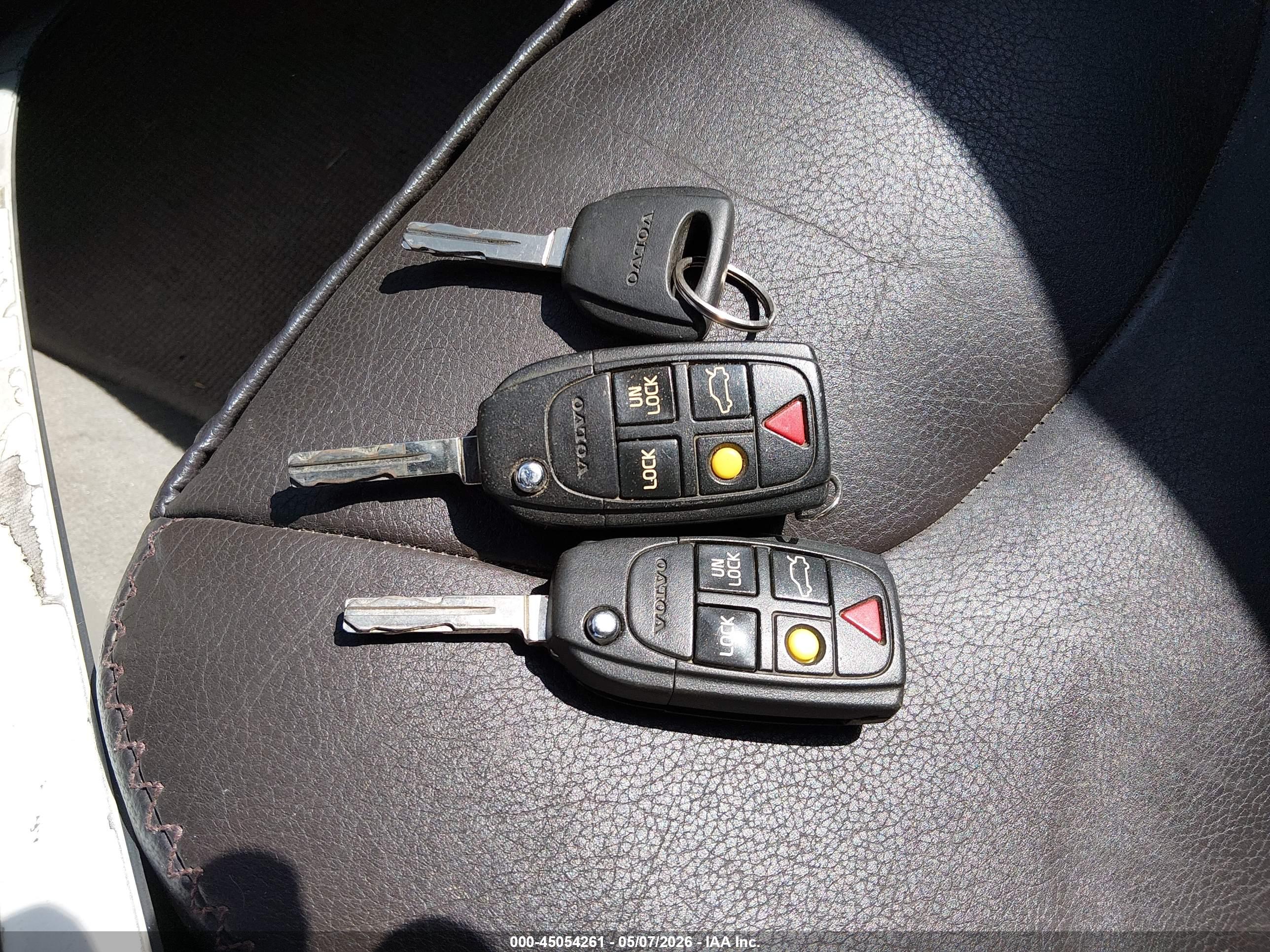 VOLVO XC70 image 11