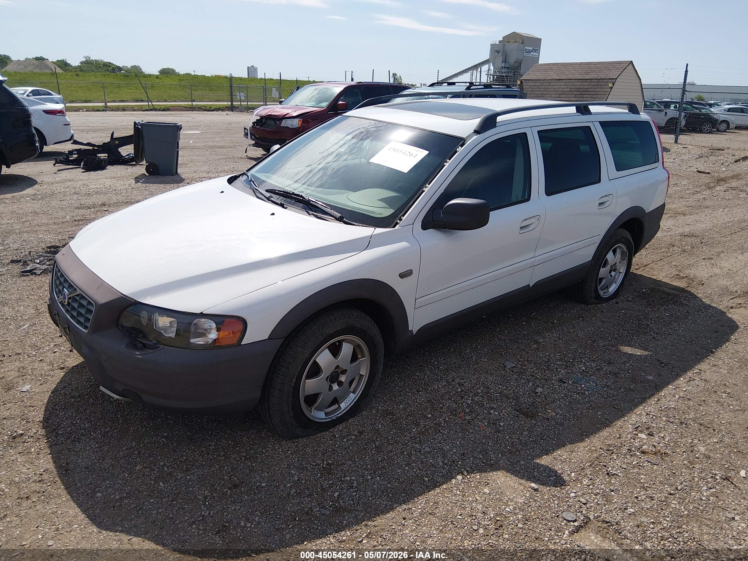 VOLVO XC70 image 2