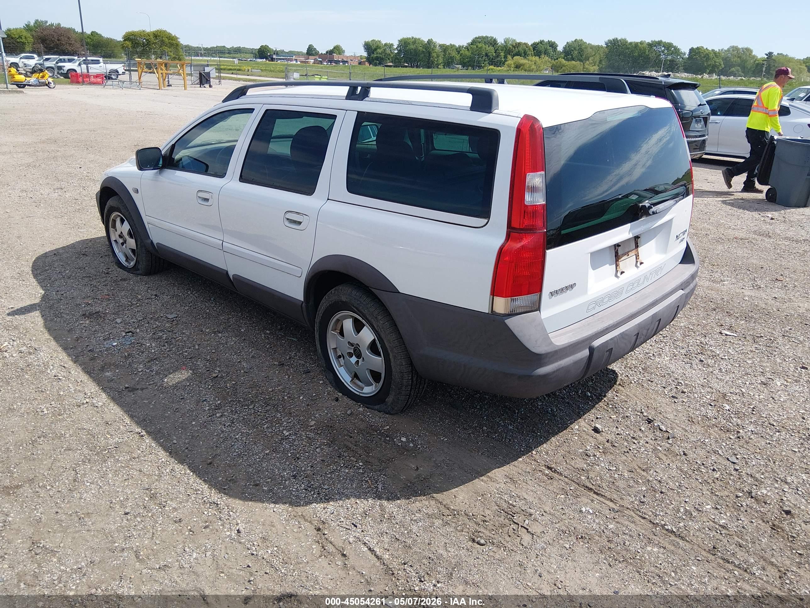 VOLVO XC70 image 3