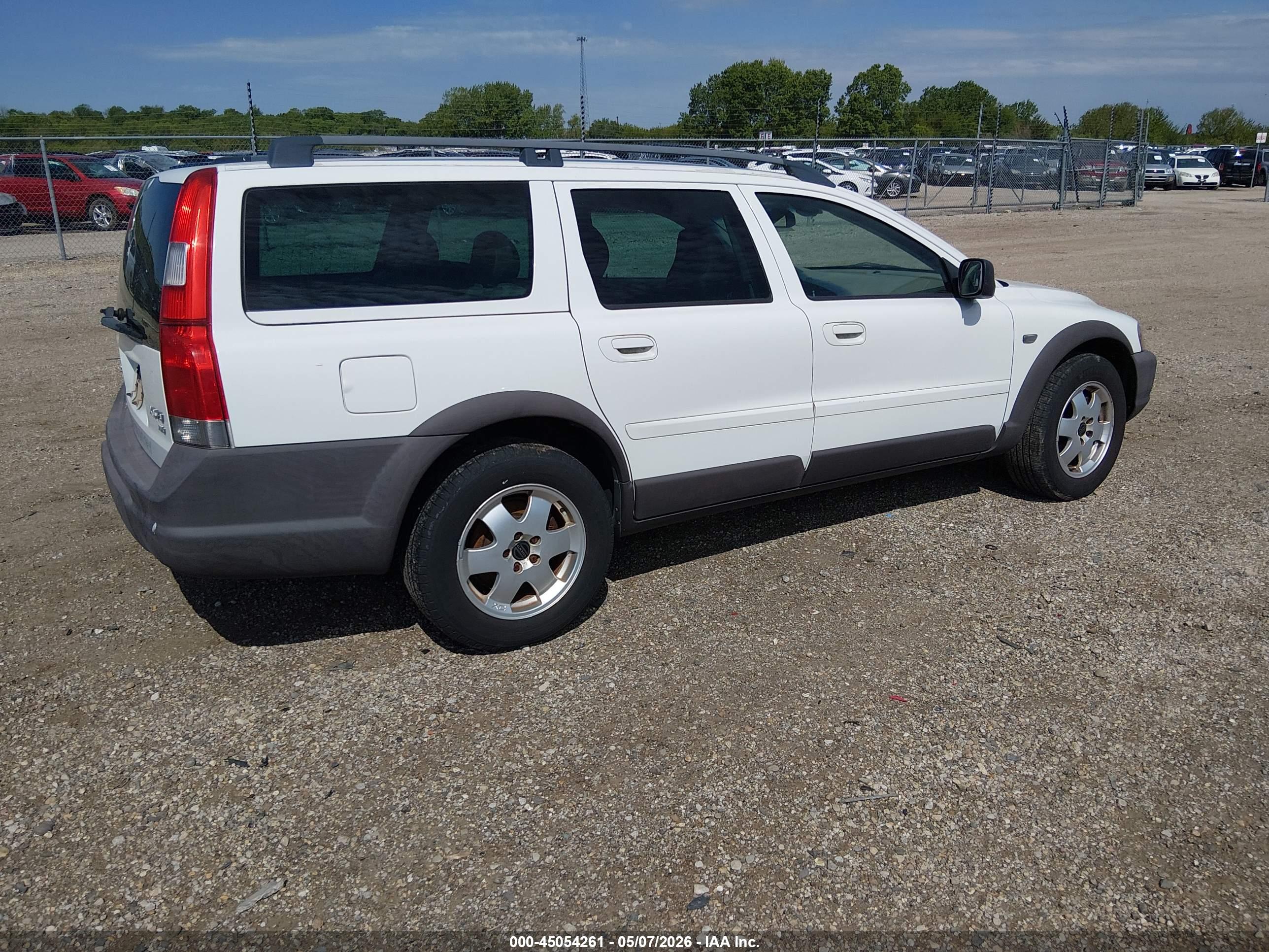 VOLVO XC70 image 4