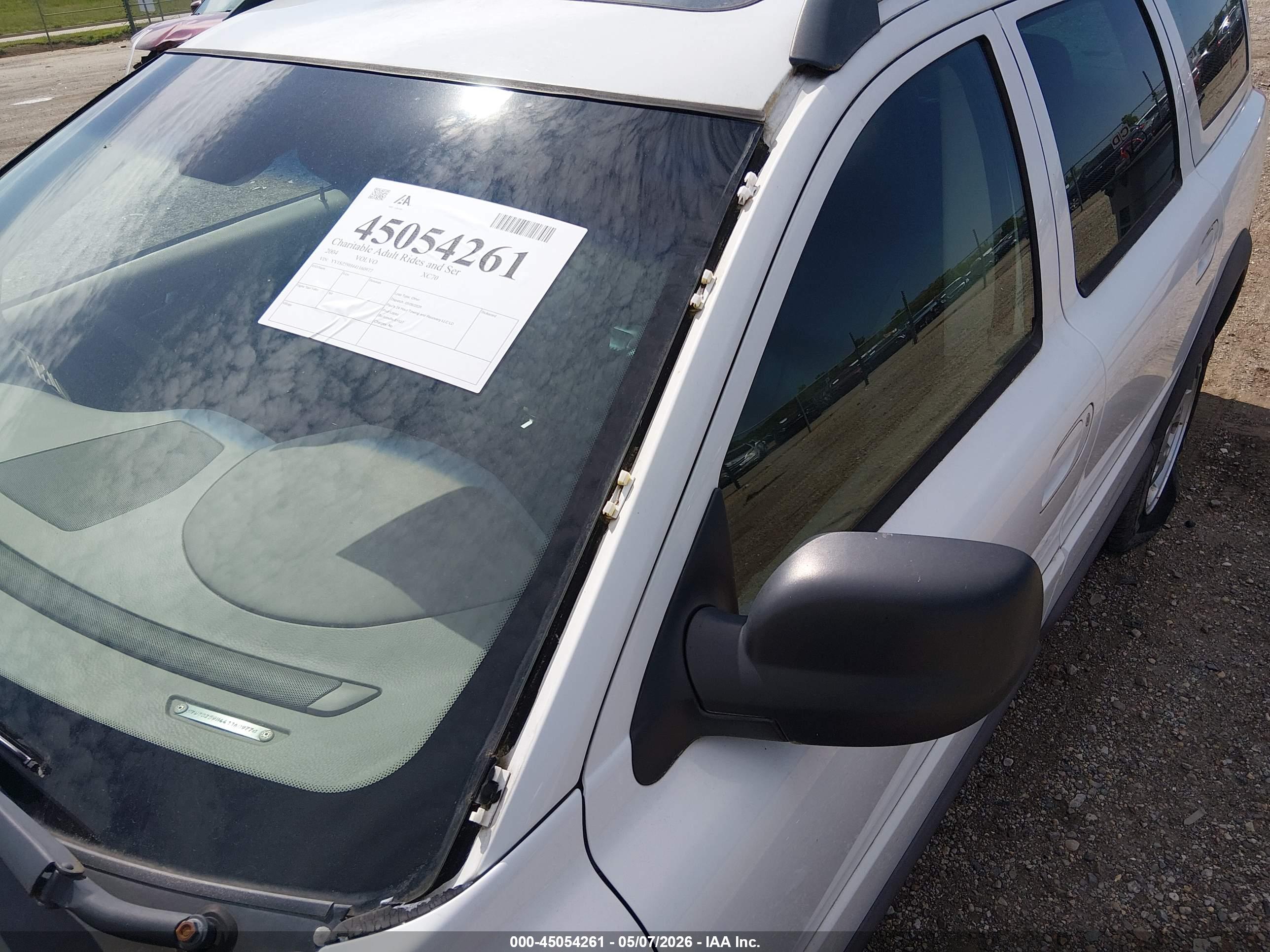 VOLVO XC70 image 6