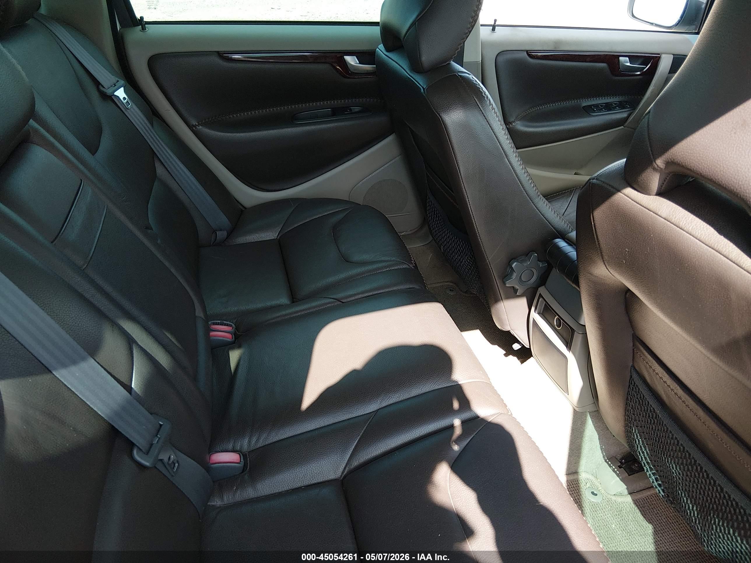 VOLVO XC70 image 8
