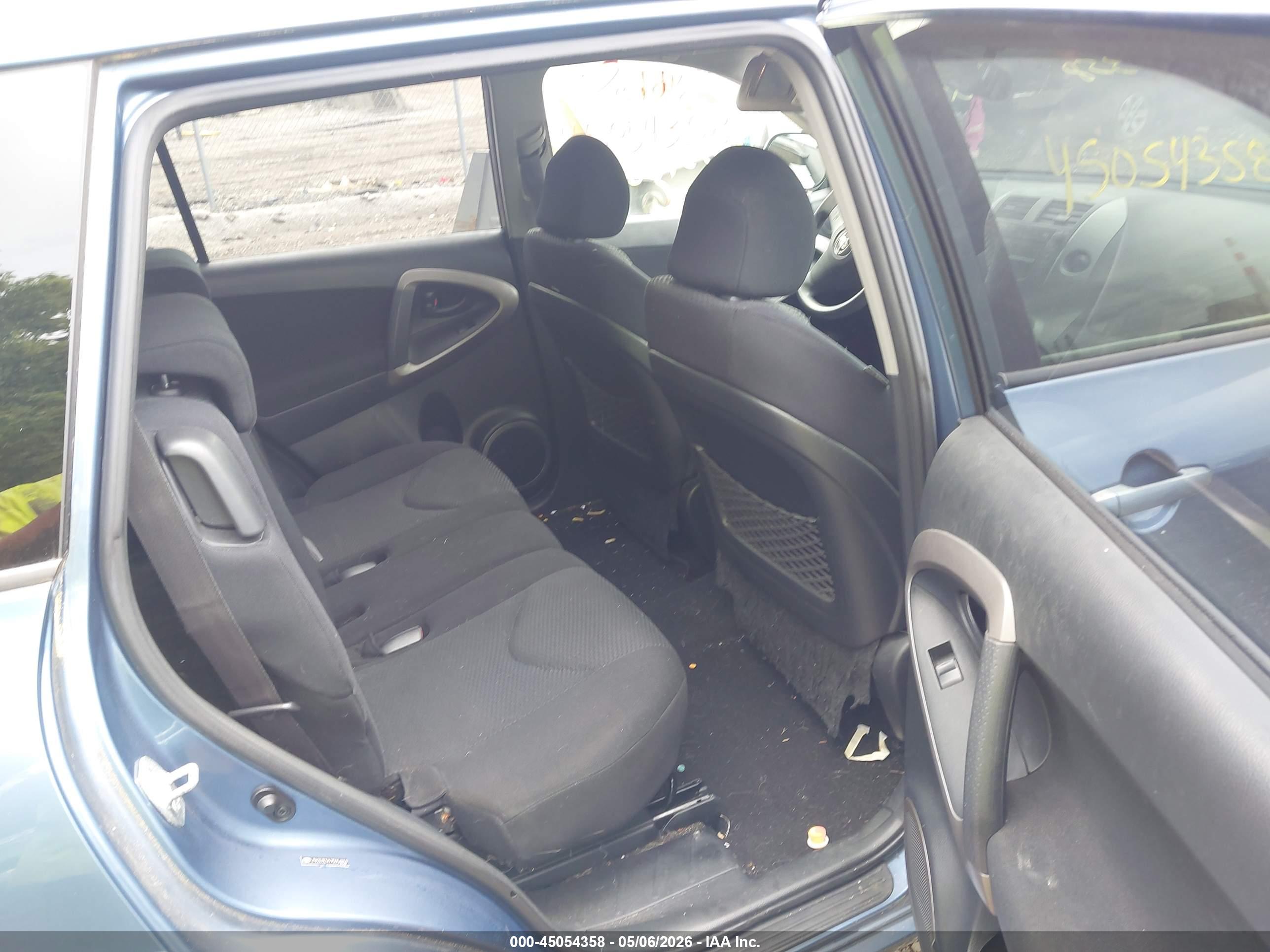 TOYOTA RAV4 image 8