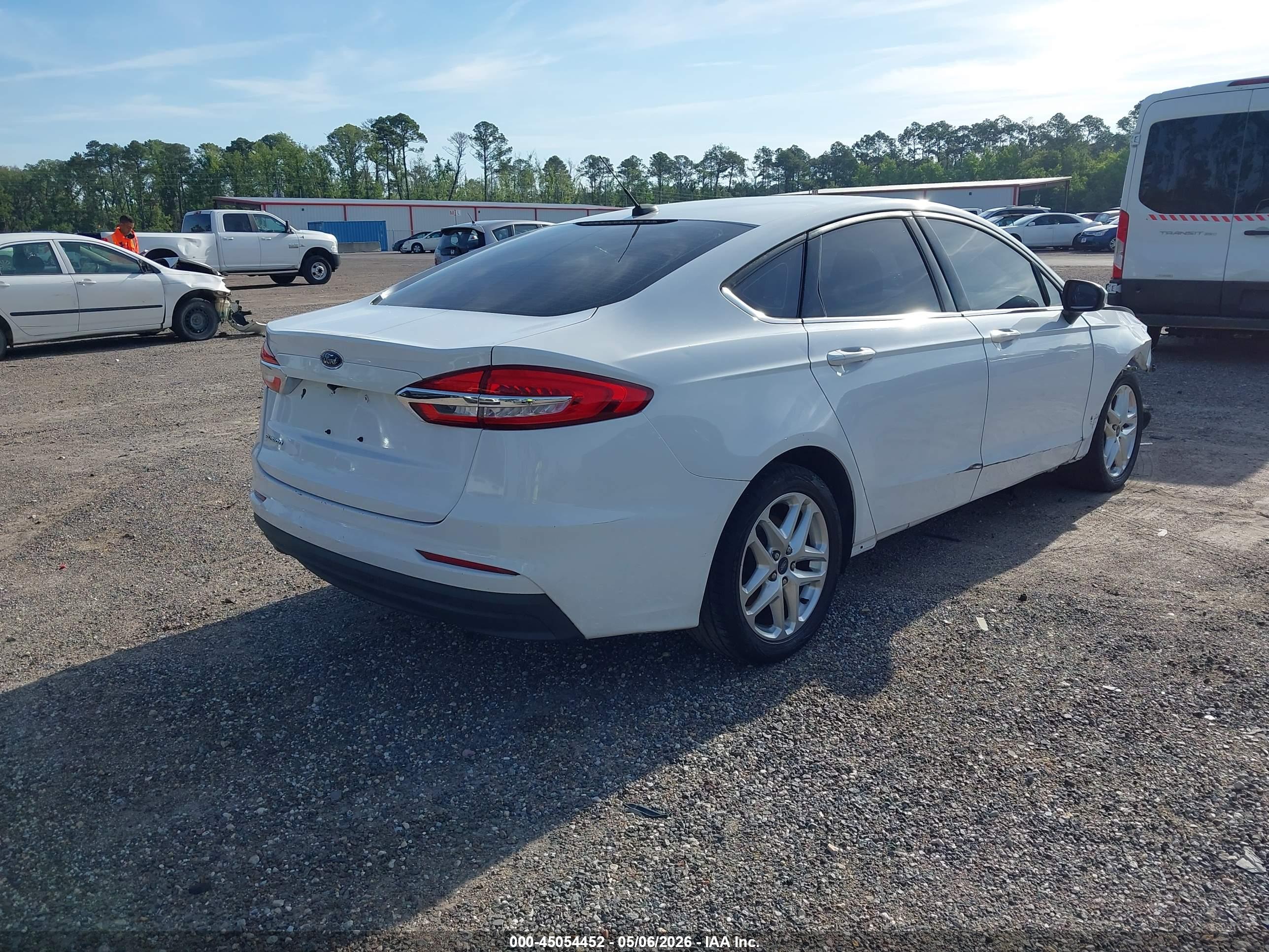 FORD FUSION image 4