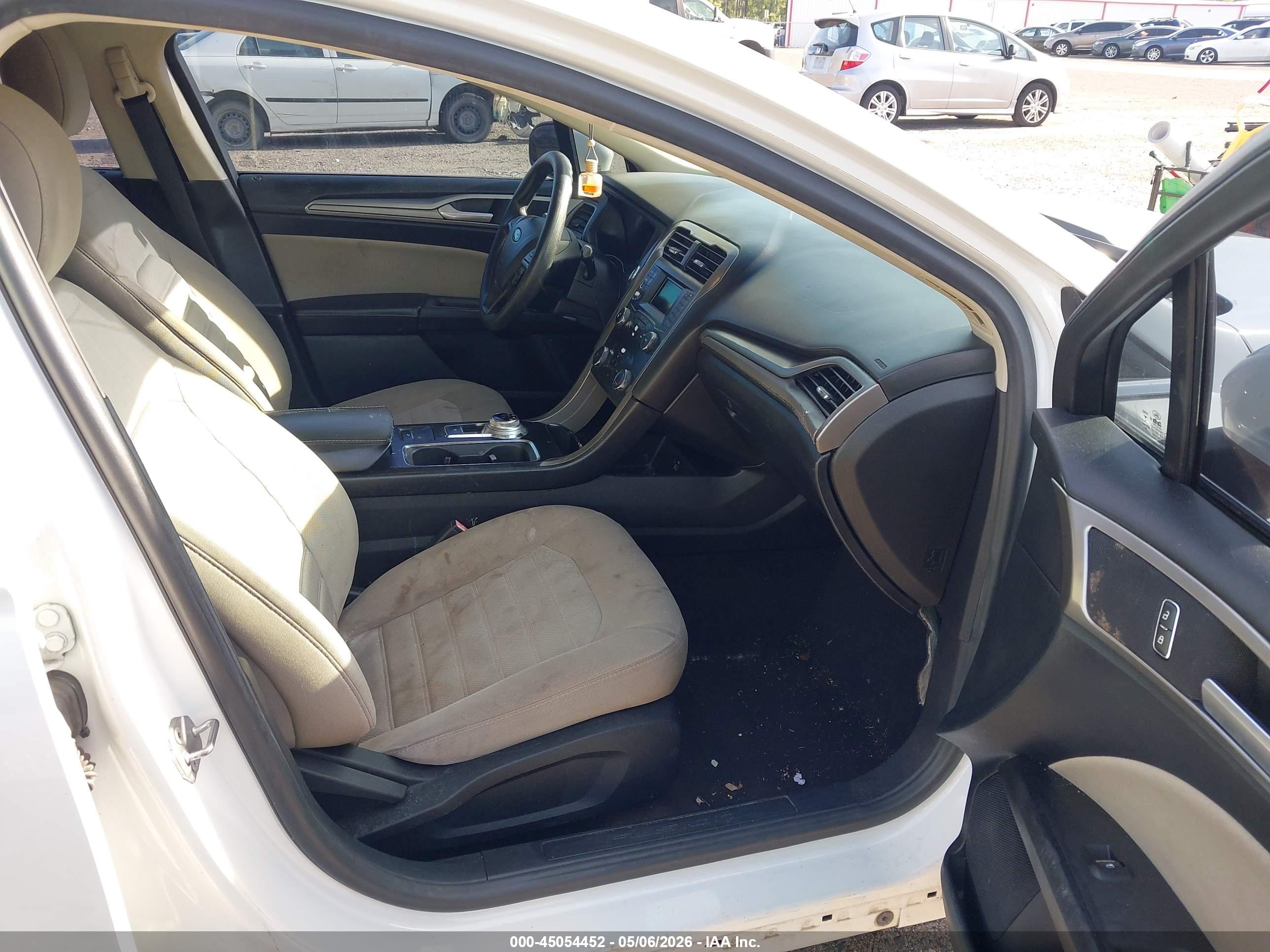 FORD FUSION image 5