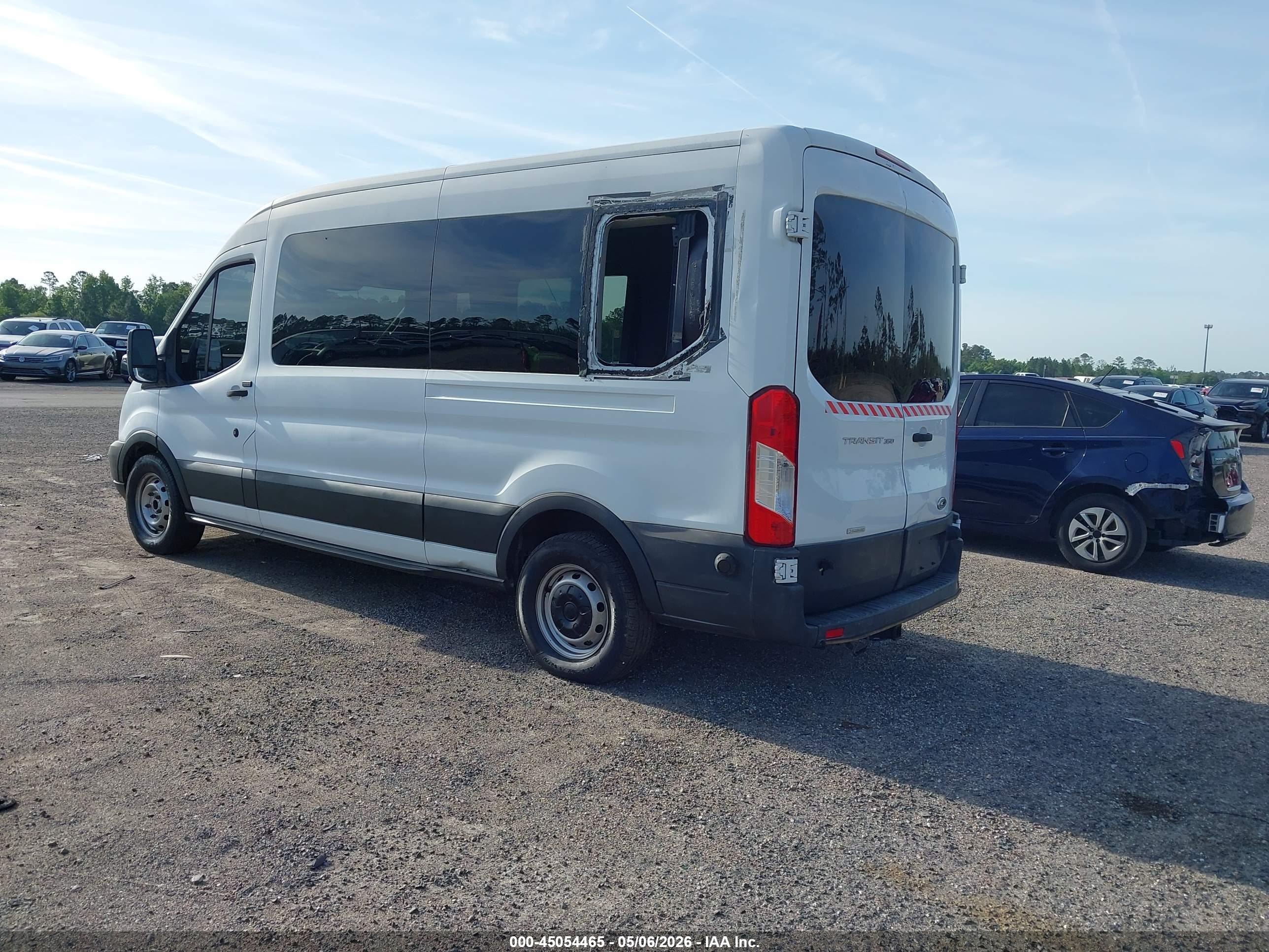 FORD TRANSIT-350 image 3