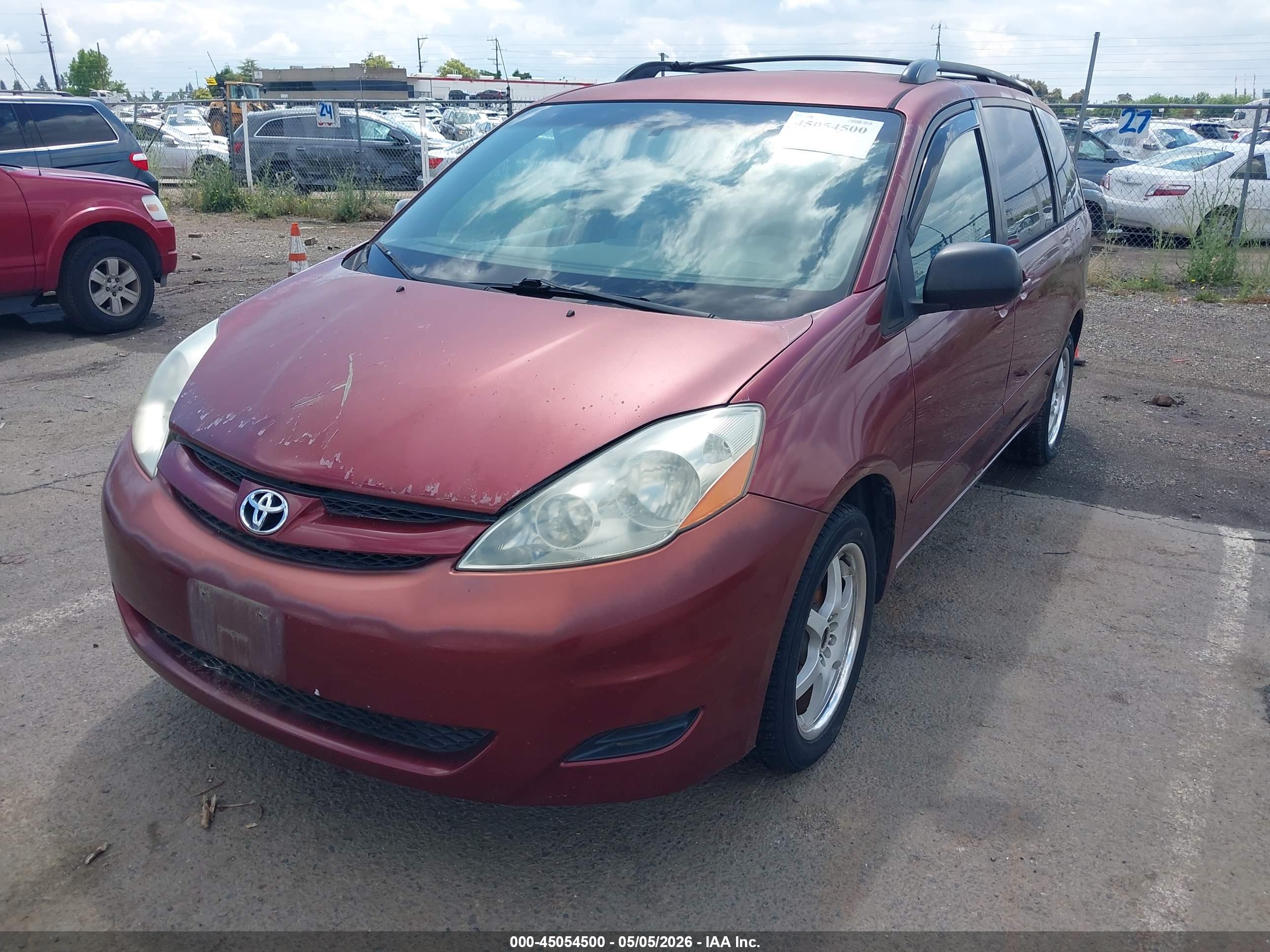 TOYOTA SIENNA image 2