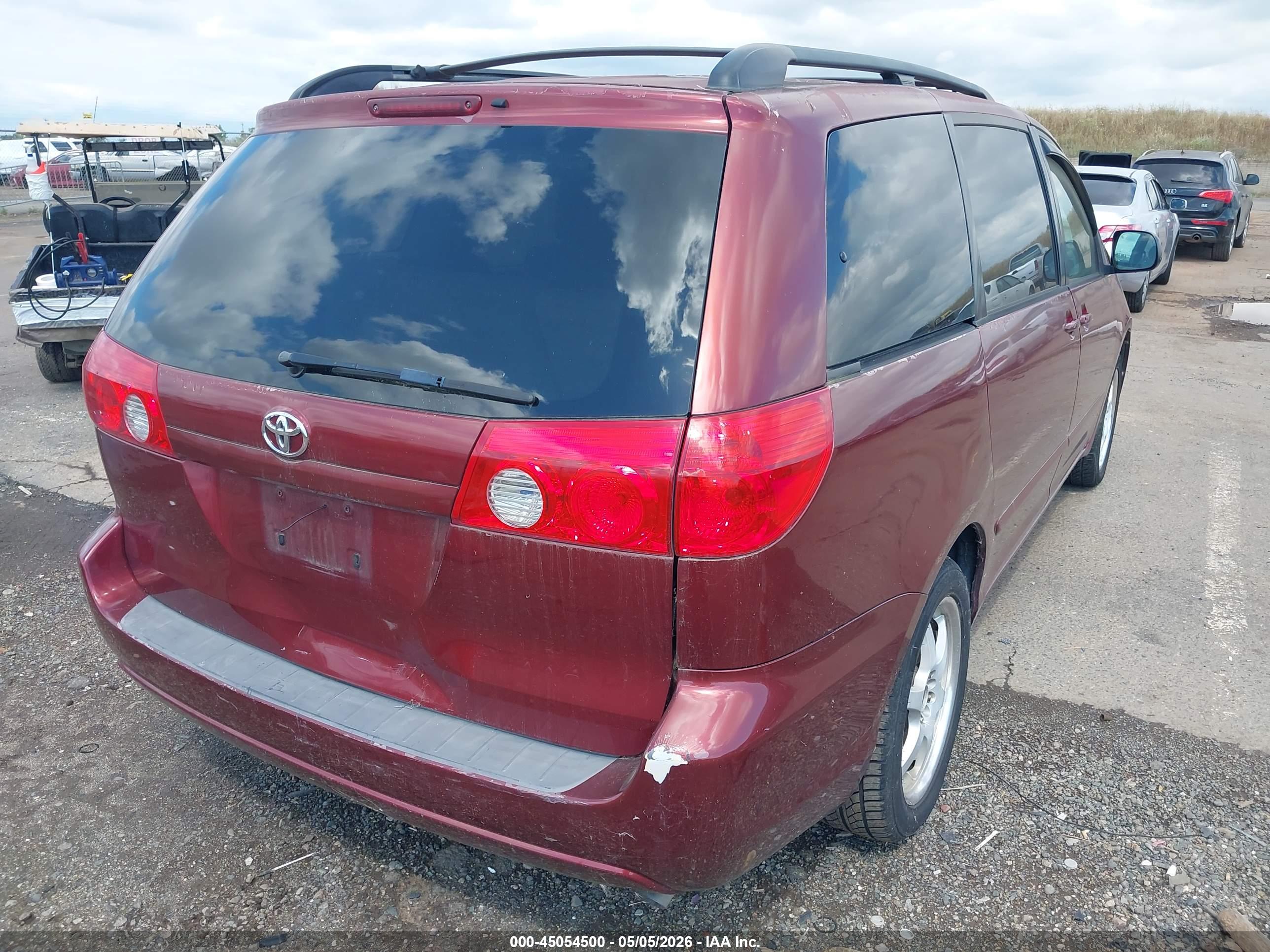 TOYOTA SIENNA image 4