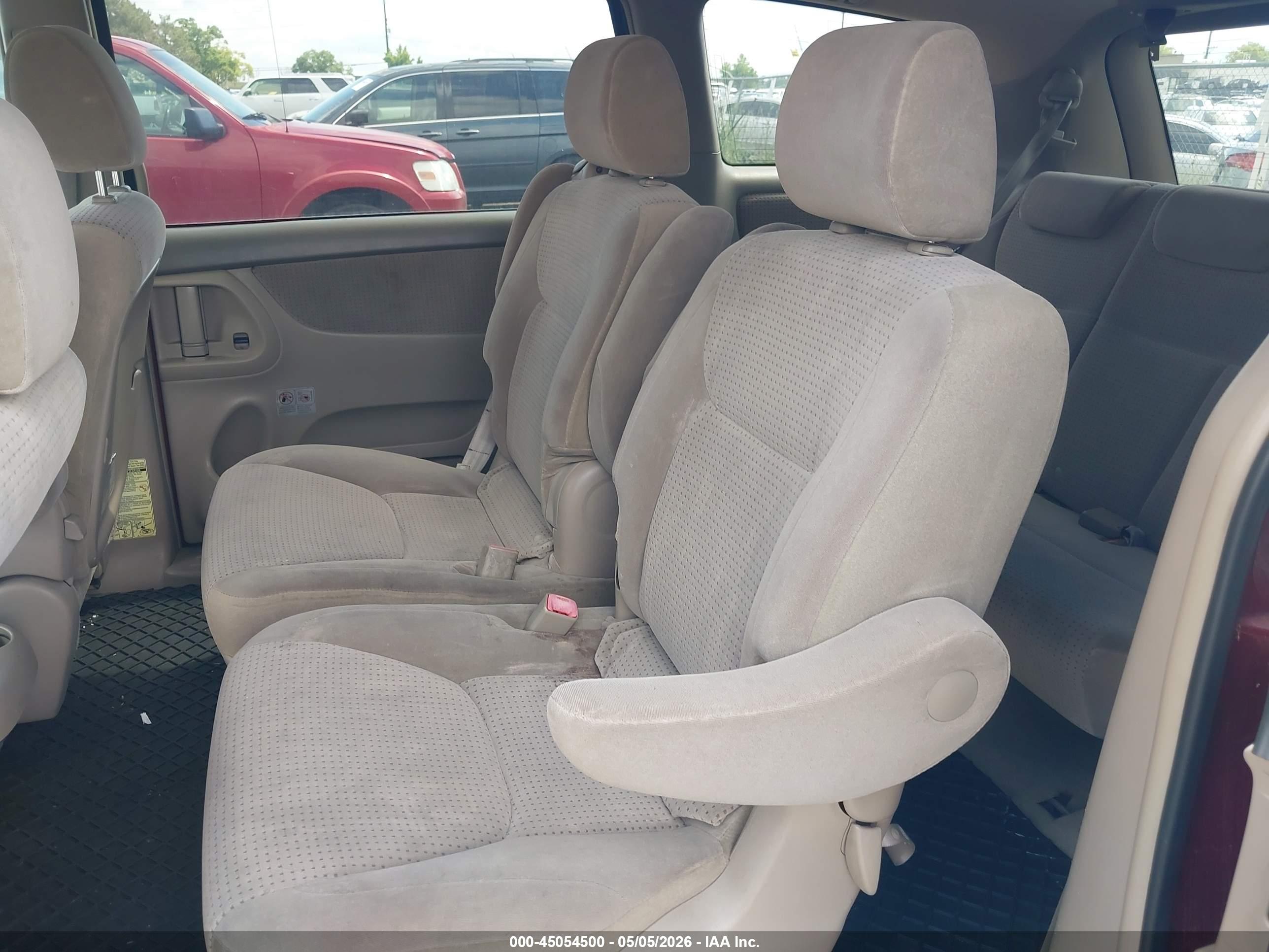 TOYOTA SIENNA image 8