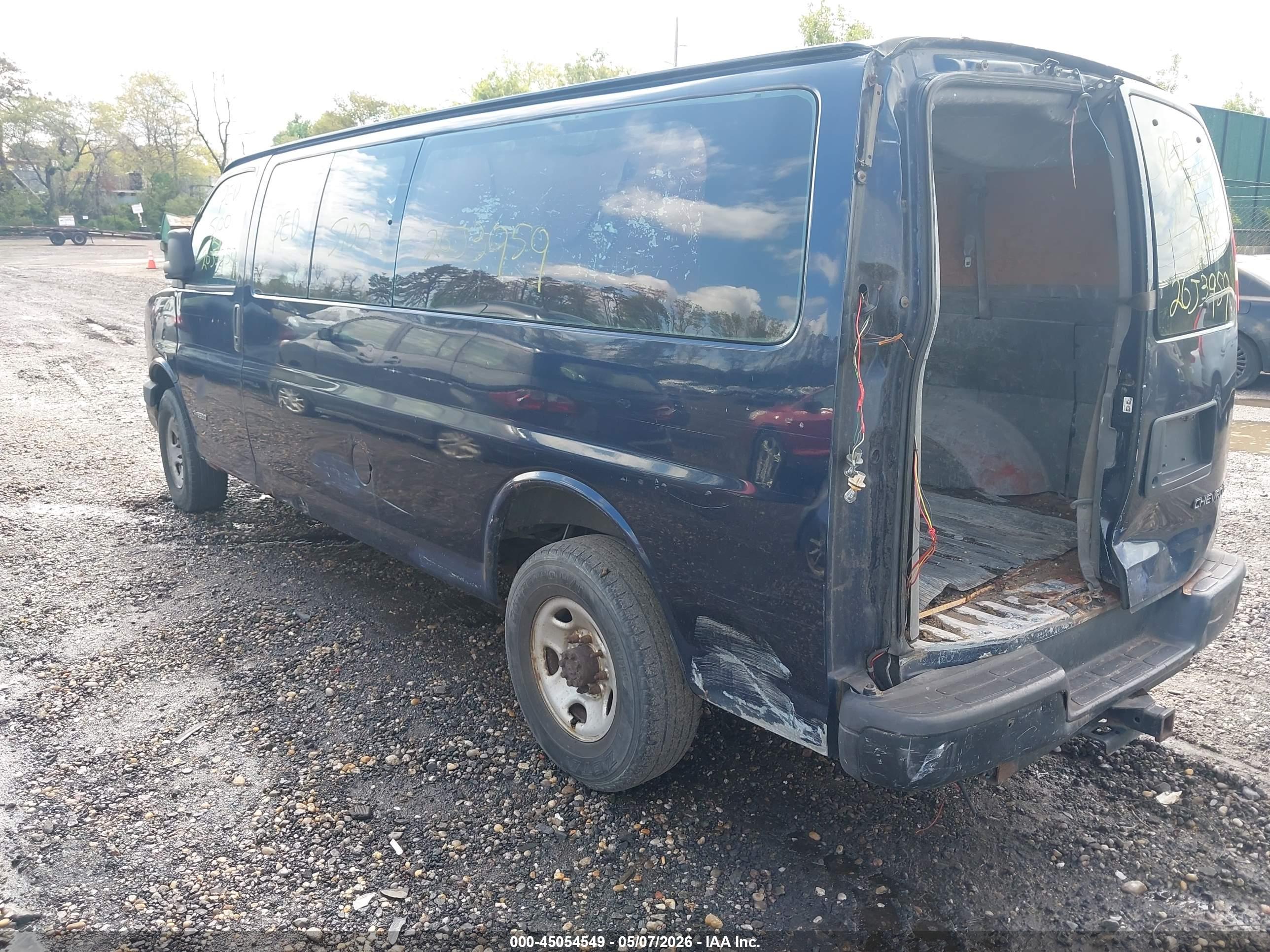 CHEVROLET EXPRESS image 3