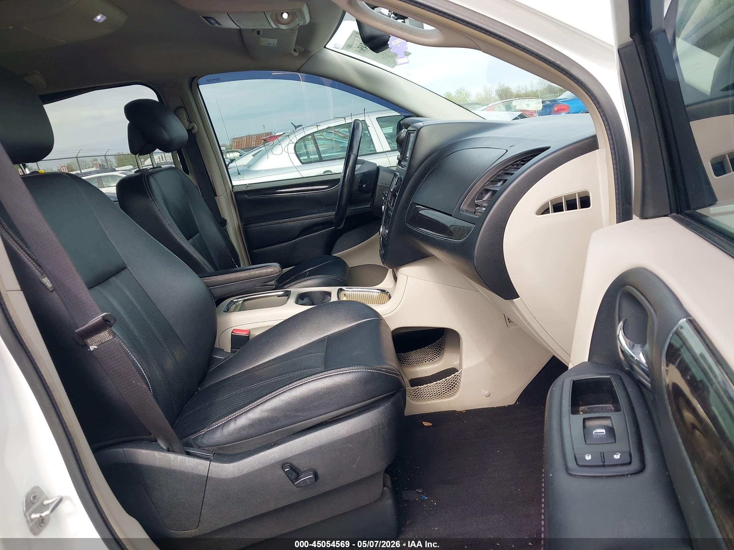 CHRYSLER TOWN image 5