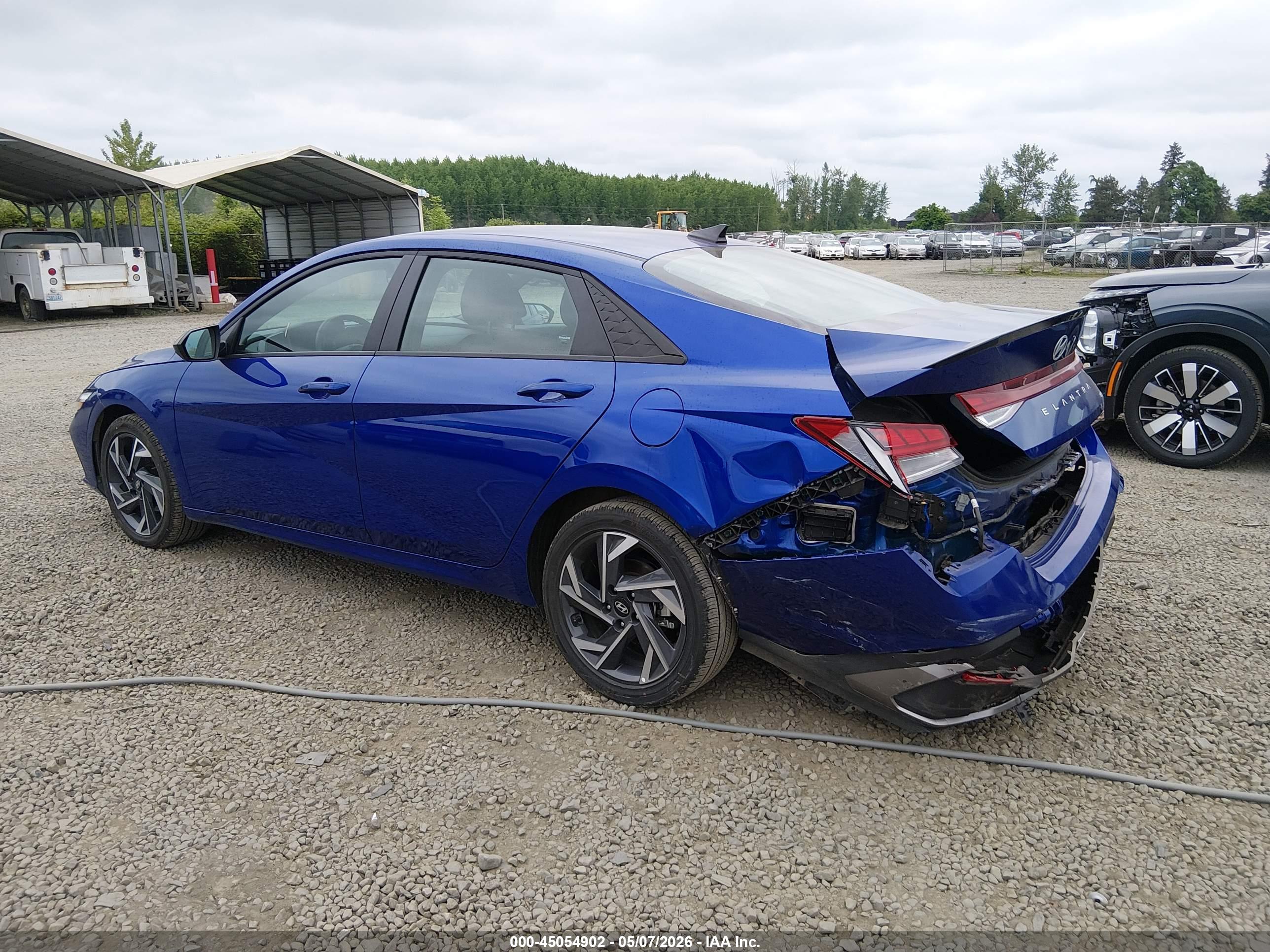 HYUNDAI ELANTRA image 3