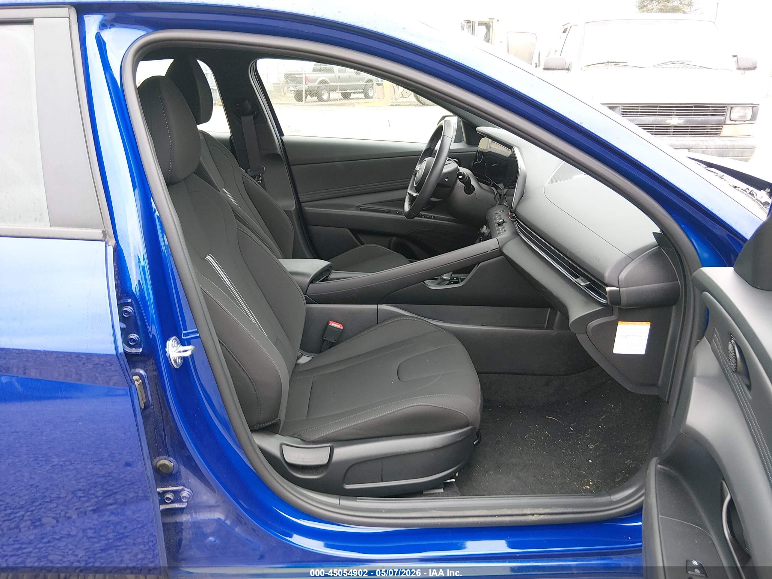 HYUNDAI ELANTRA image 5