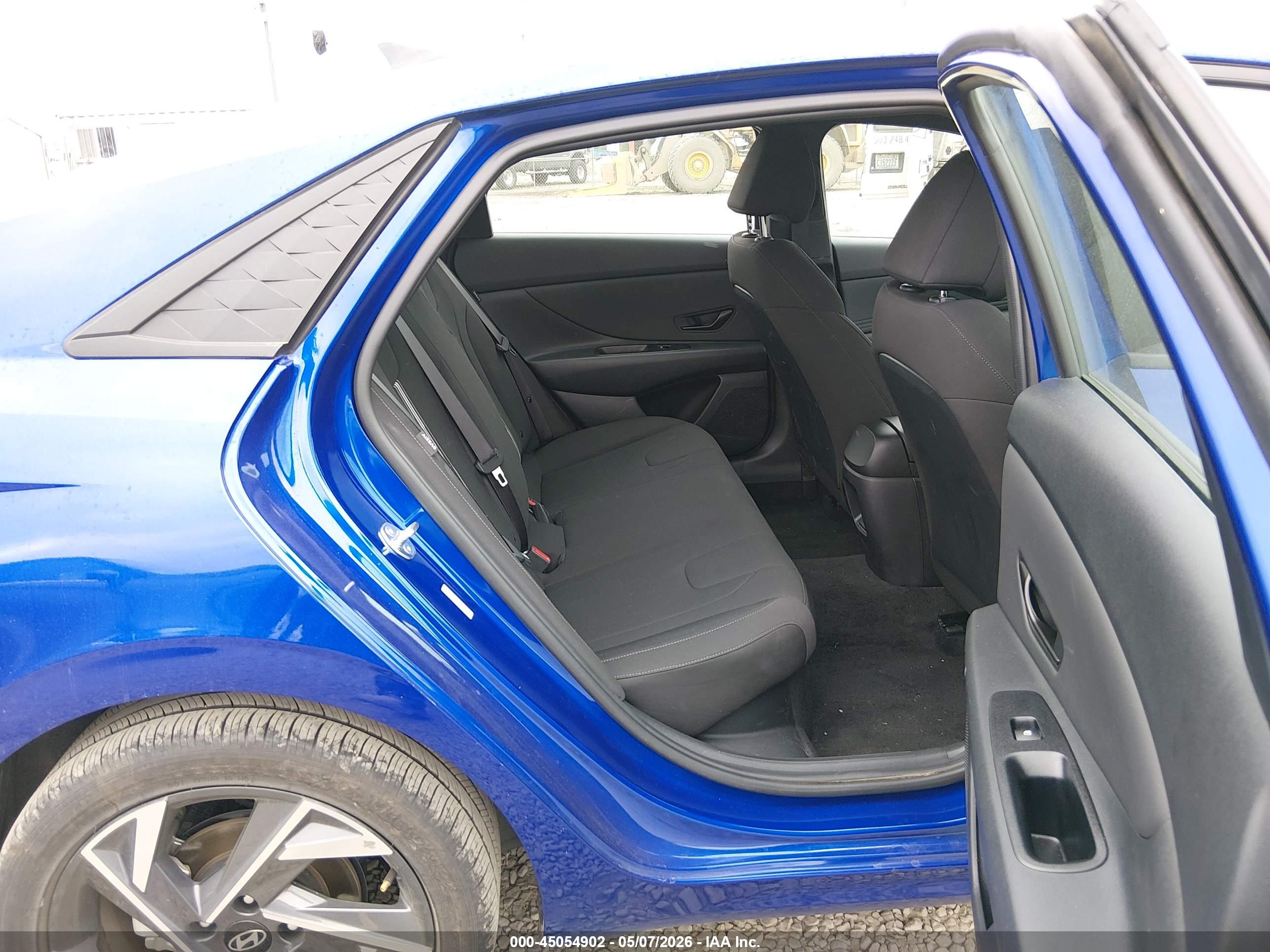 HYUNDAI ELANTRA image 8