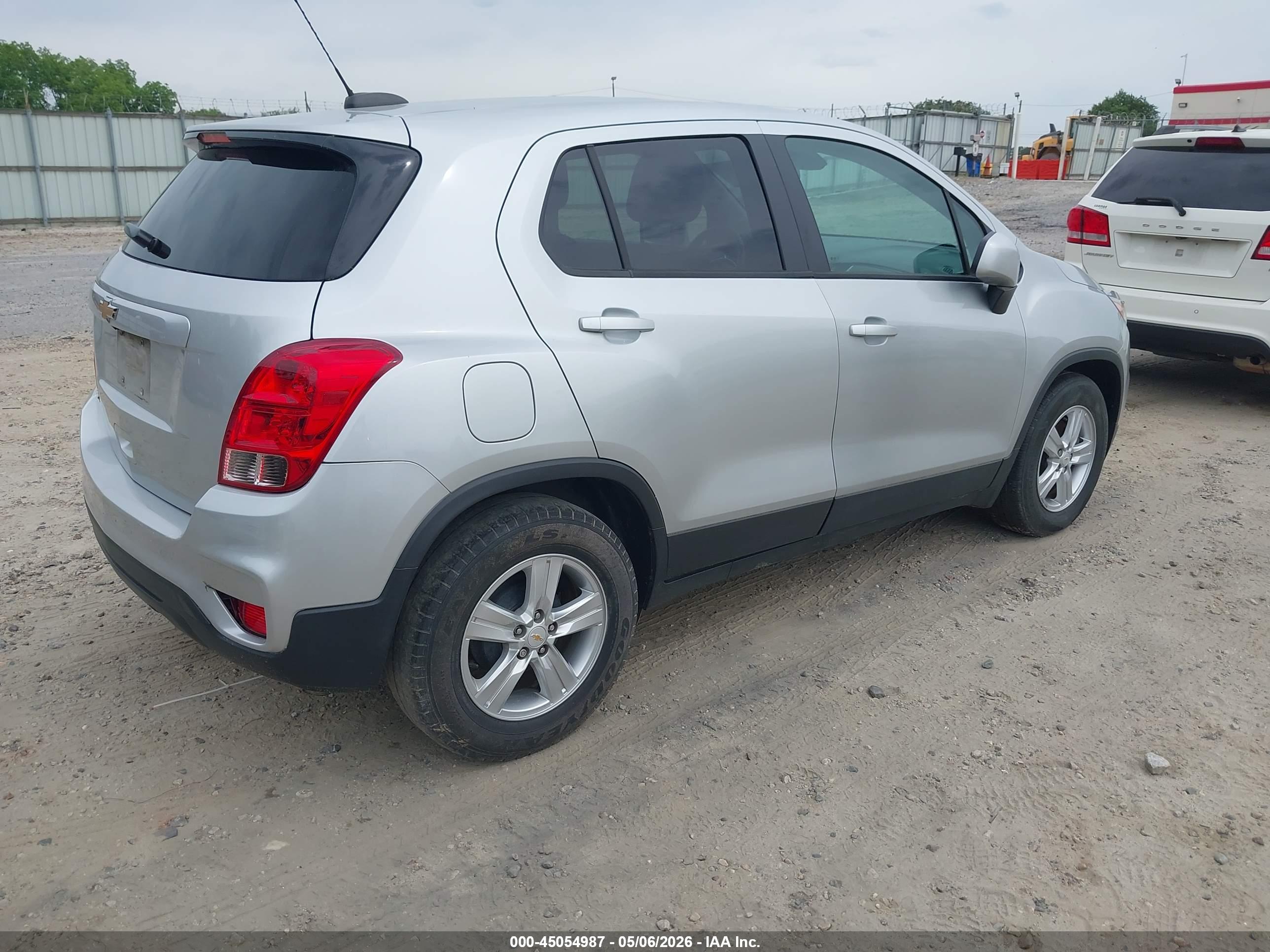 CHEVROLET TRAX image 4