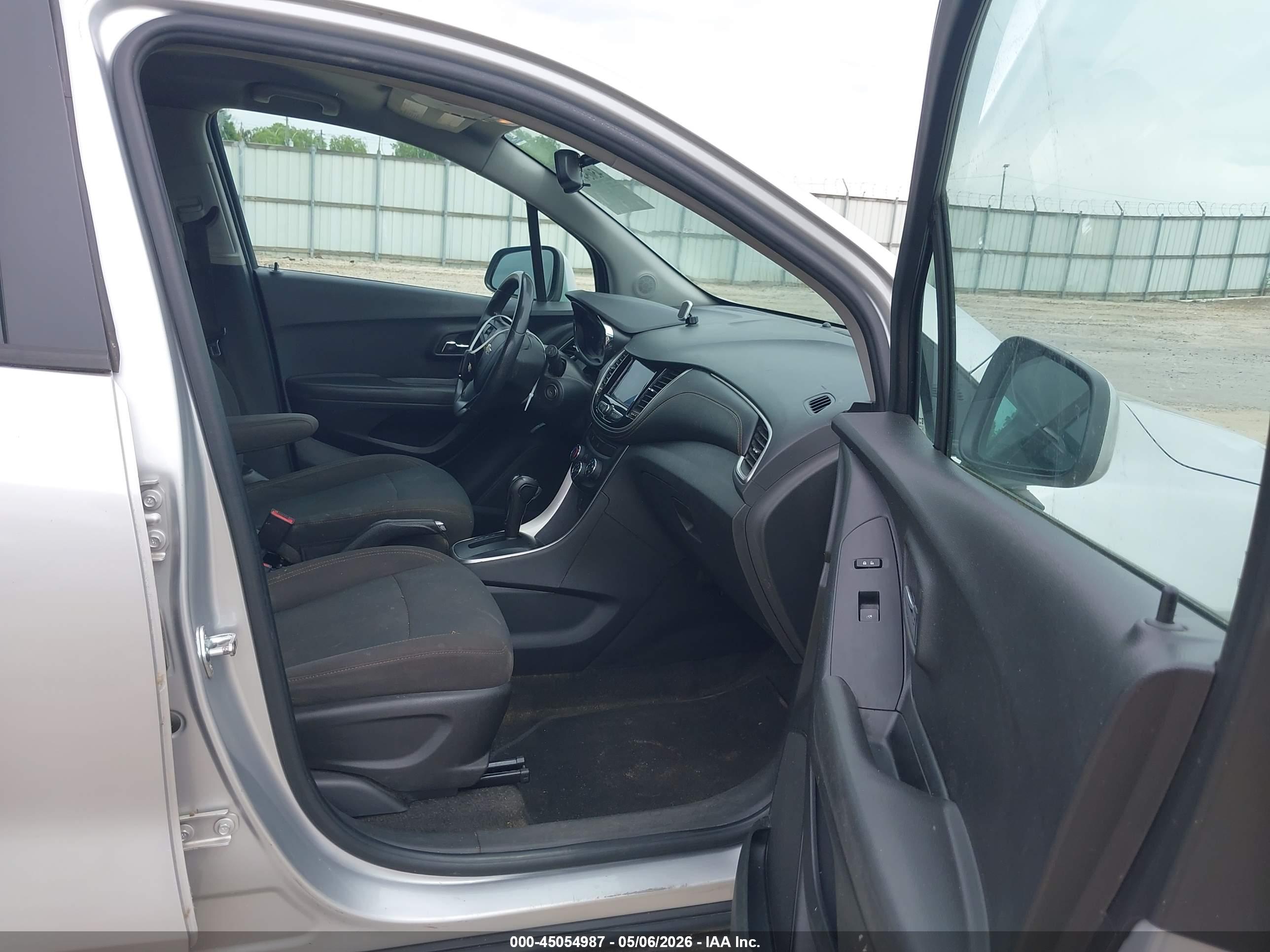 CHEVROLET TRAX image 5