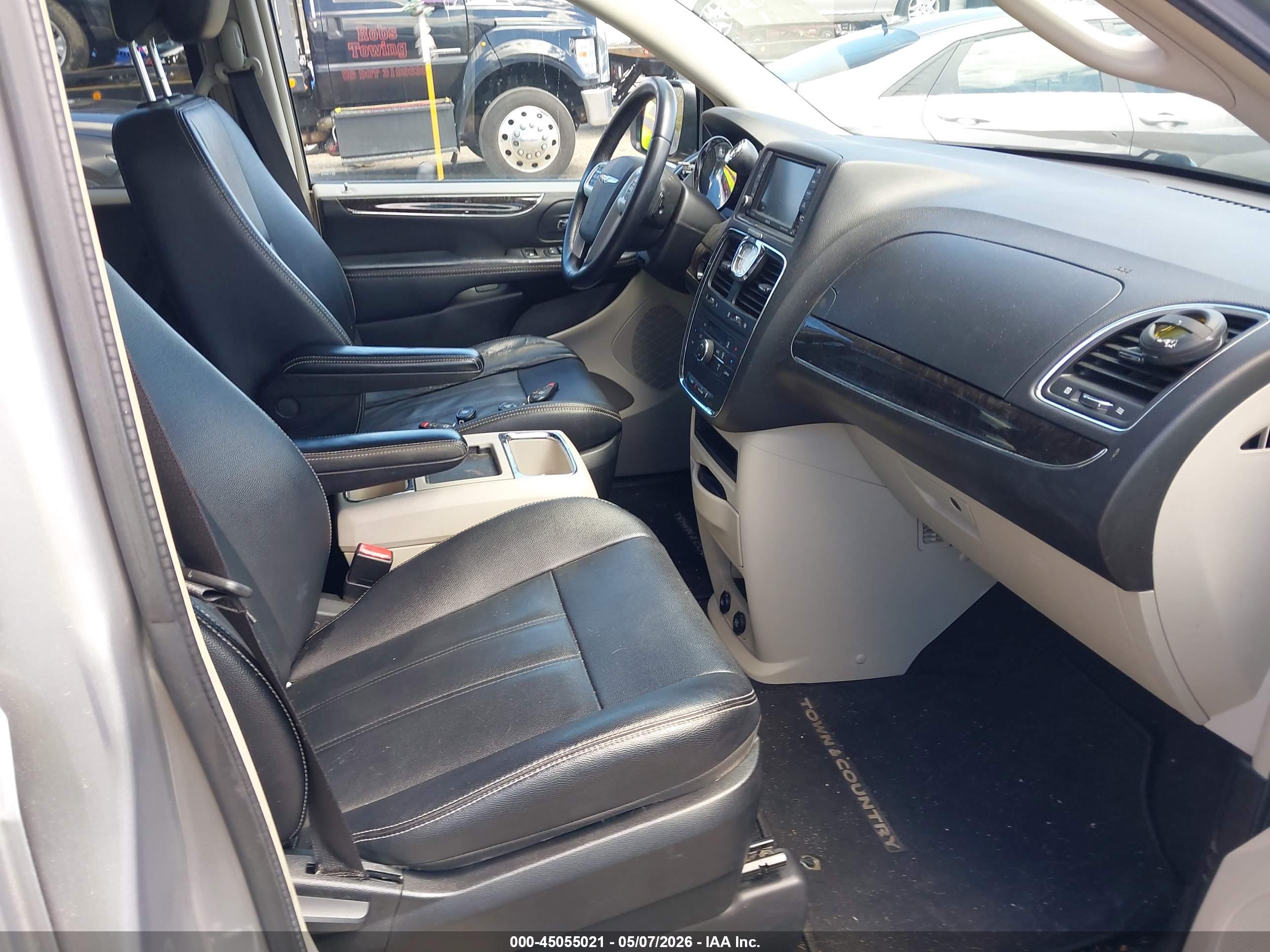 CHRYSLER TOWN image 5