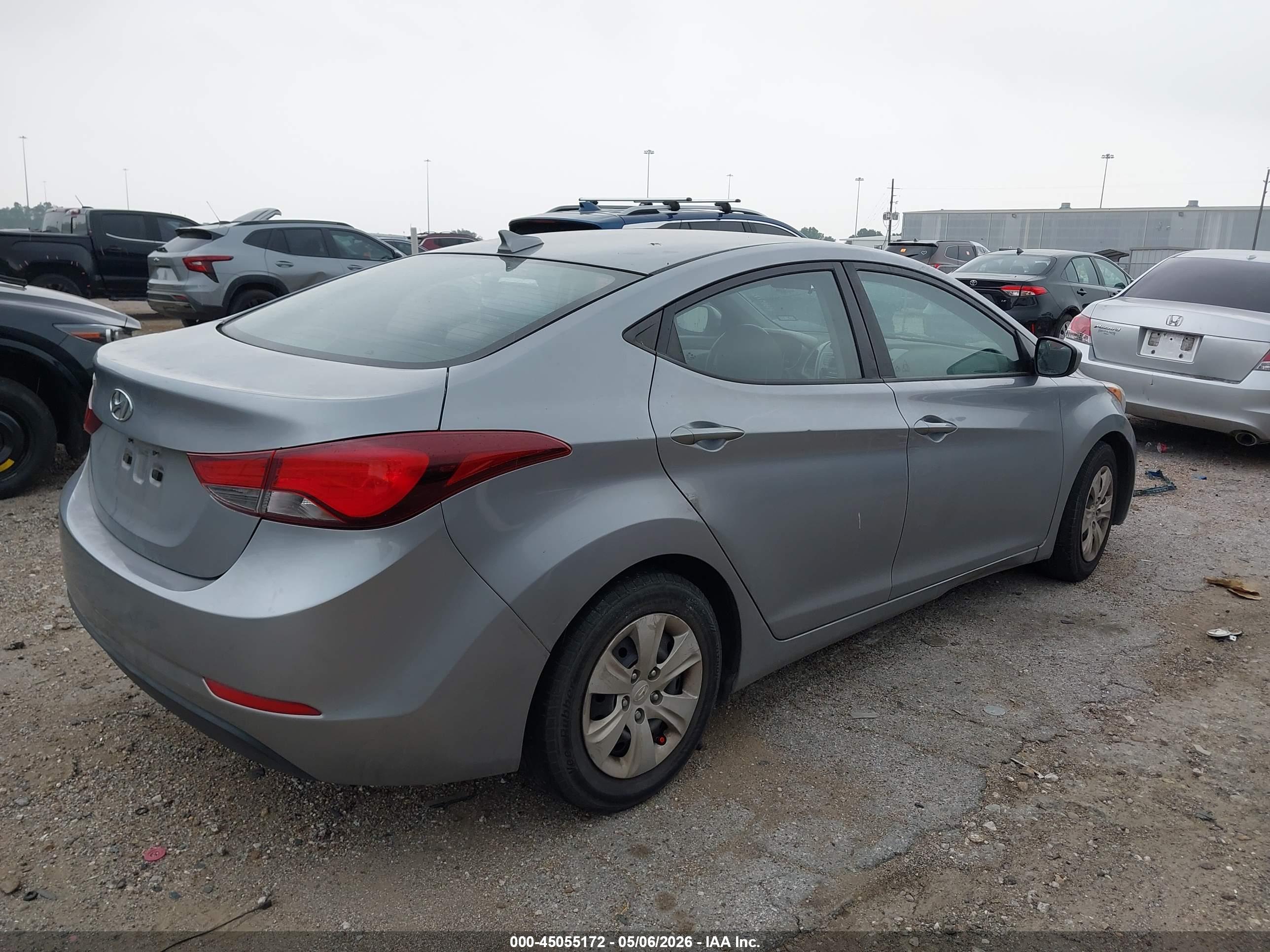 HYUNDAI ELANTRA image 4