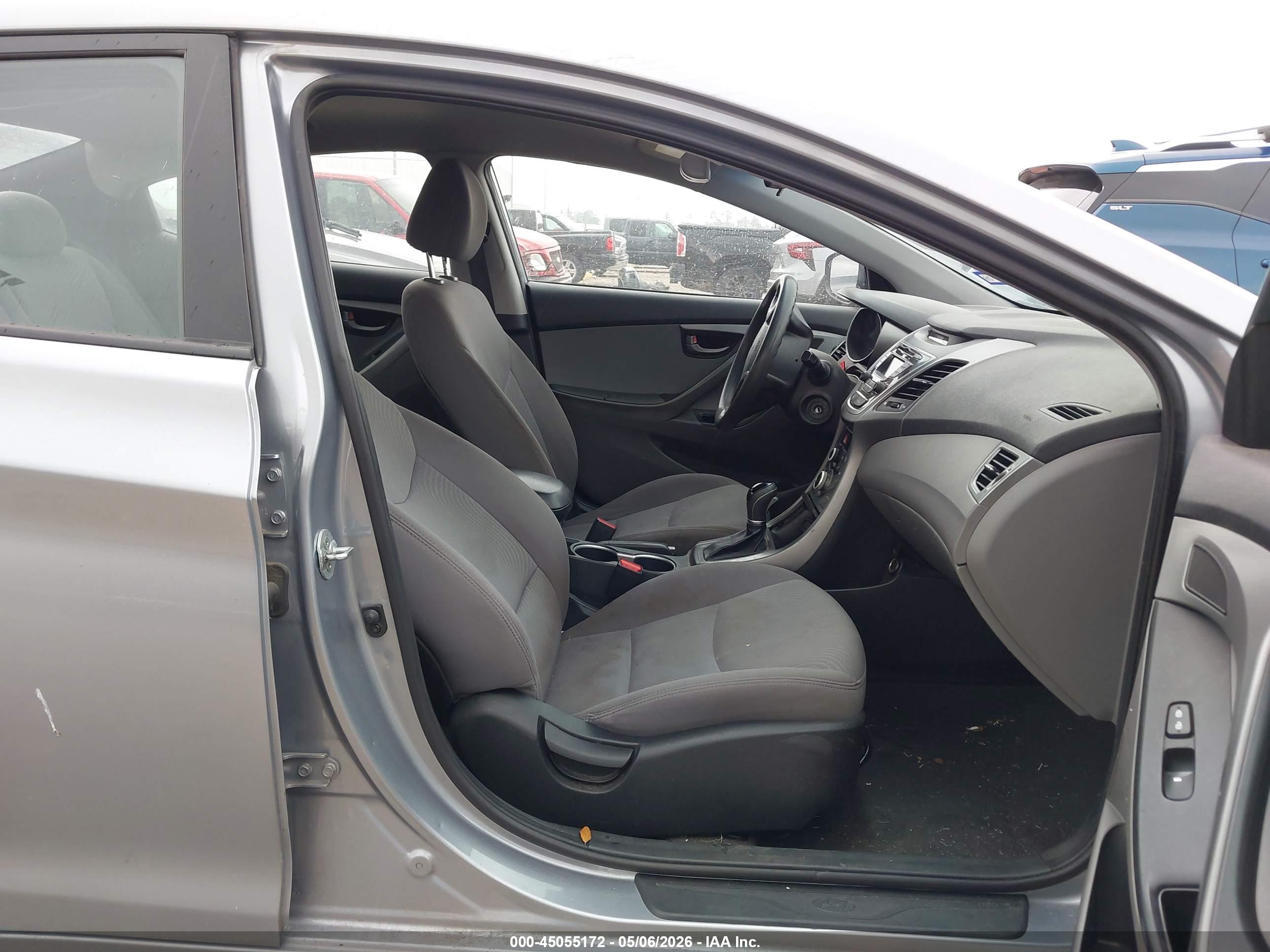 HYUNDAI ELANTRA image 5