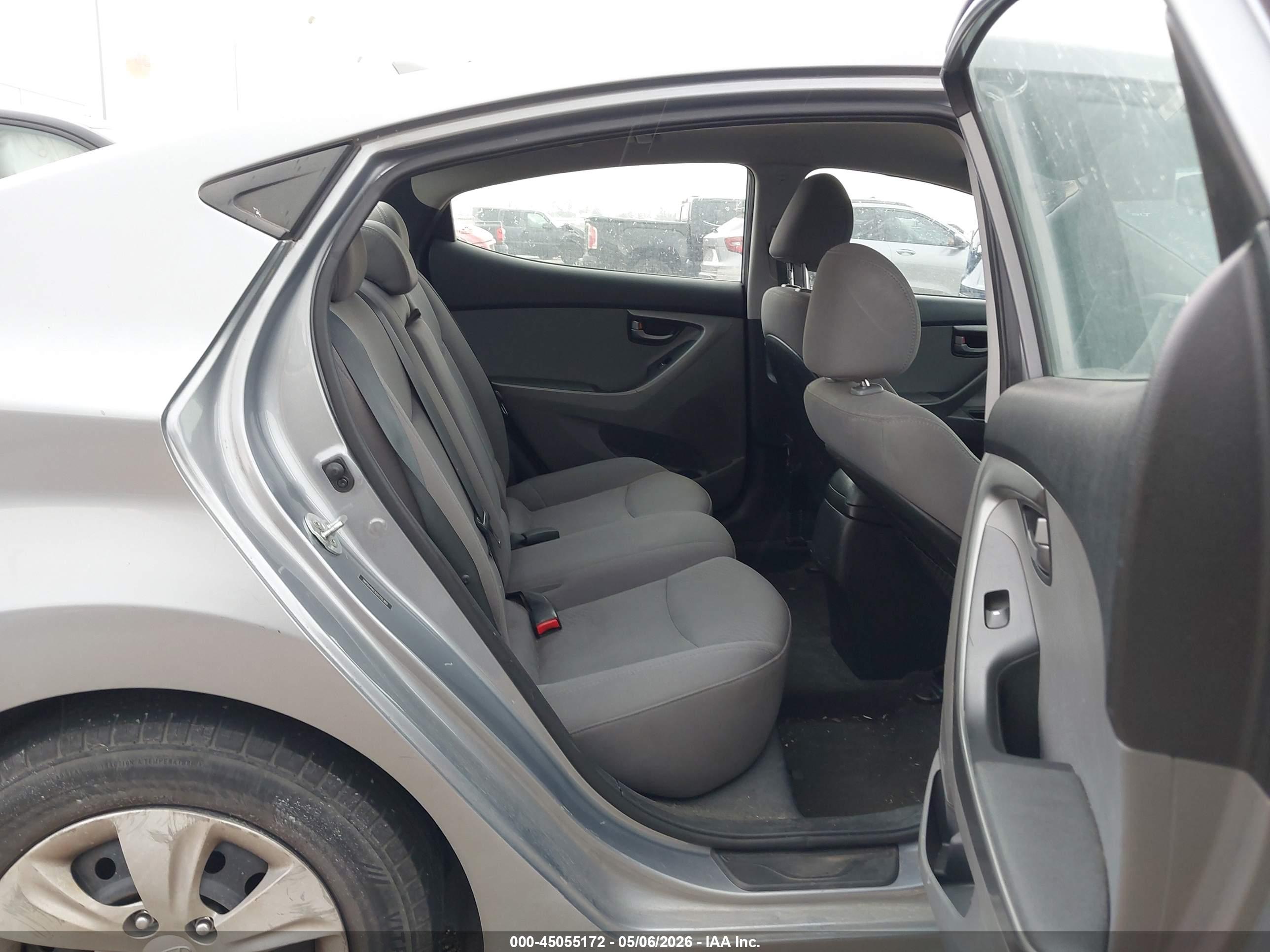 HYUNDAI ELANTRA image 8