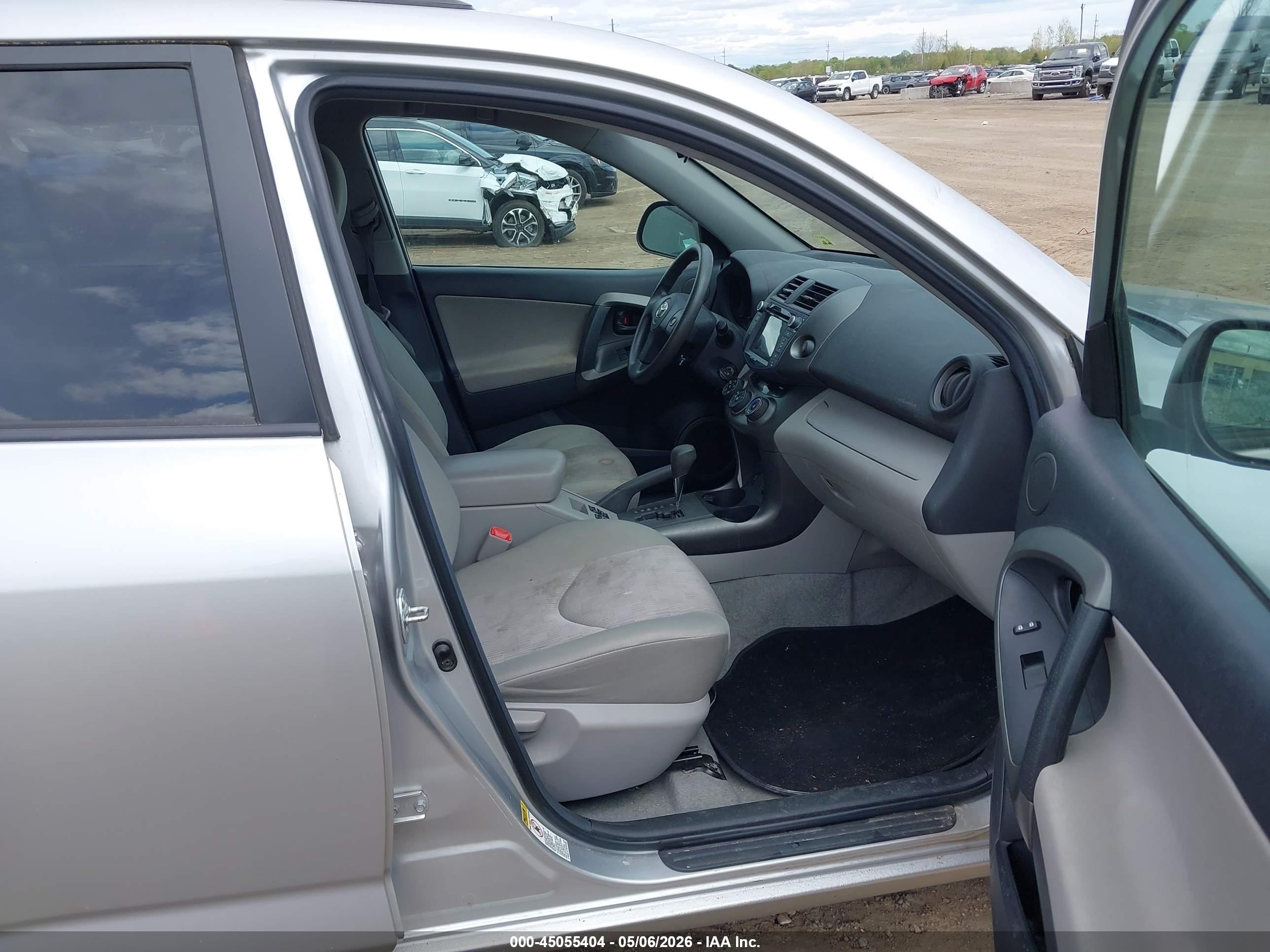 TOYOTA RAV4 image 5