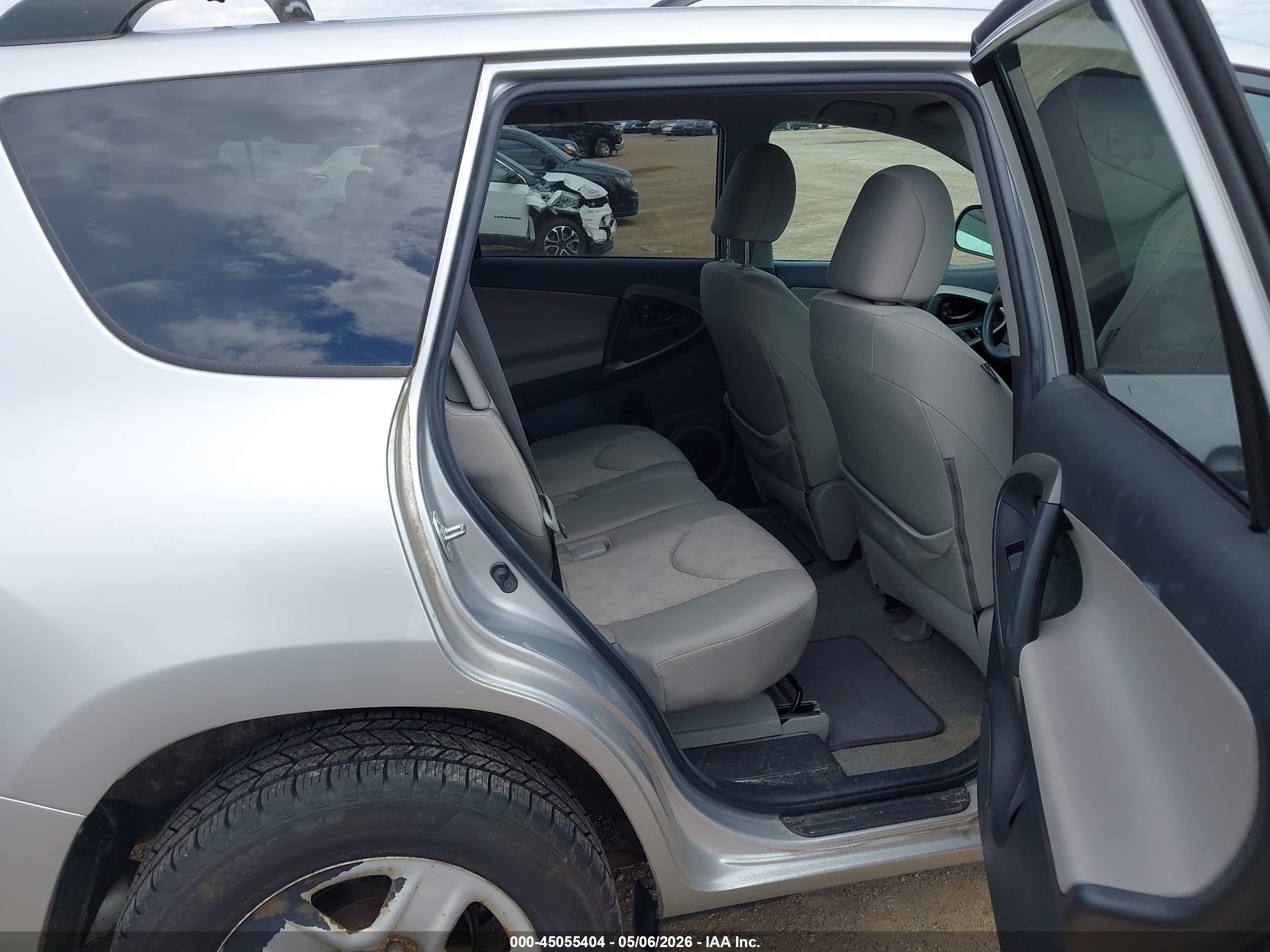 TOYOTA RAV4 image 8
