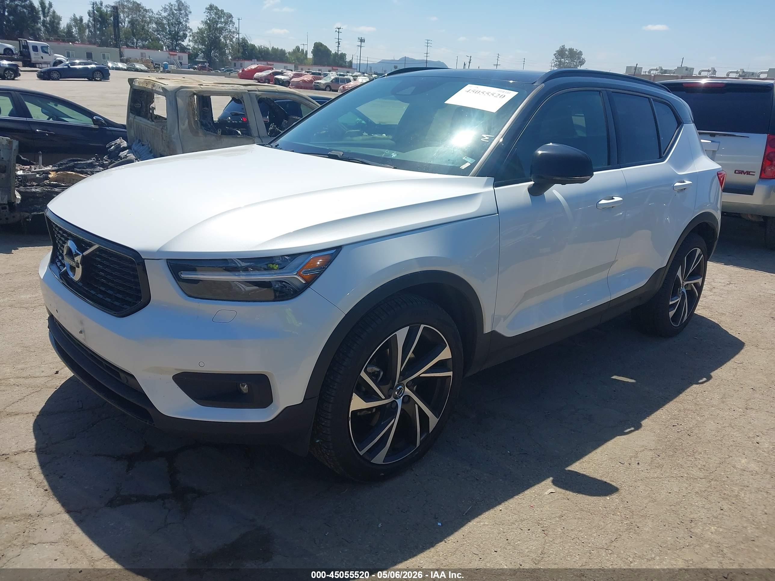 VOLVO XC40 image 2