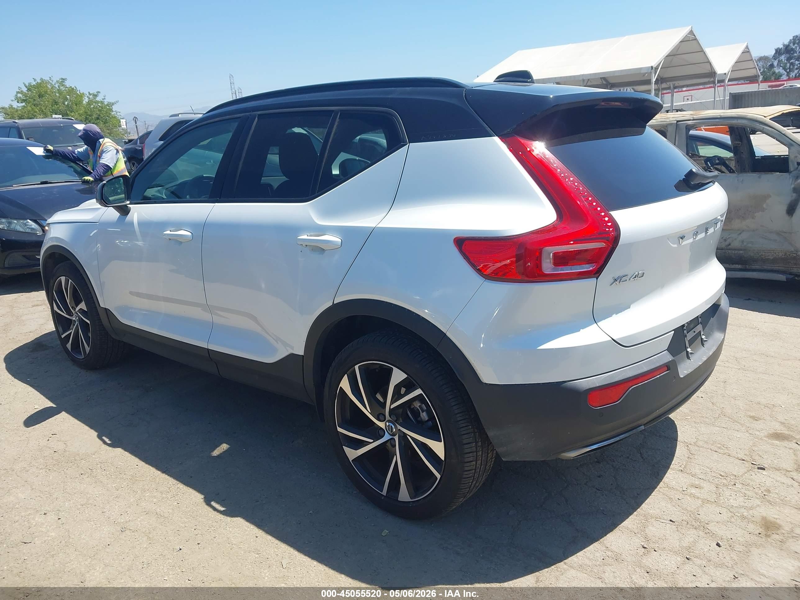 VOLVO XC40 image 3