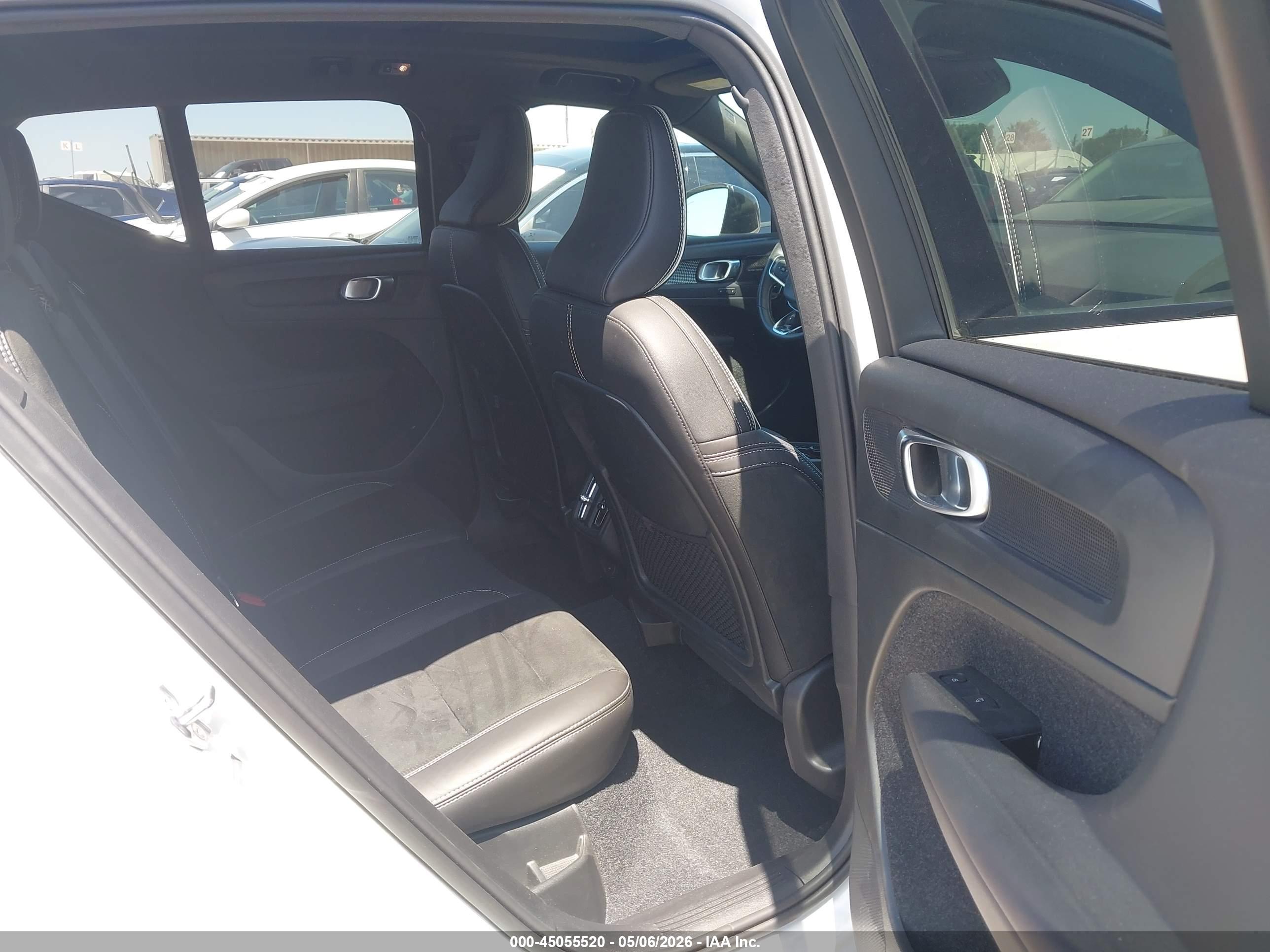 VOLVO XC40 image 8