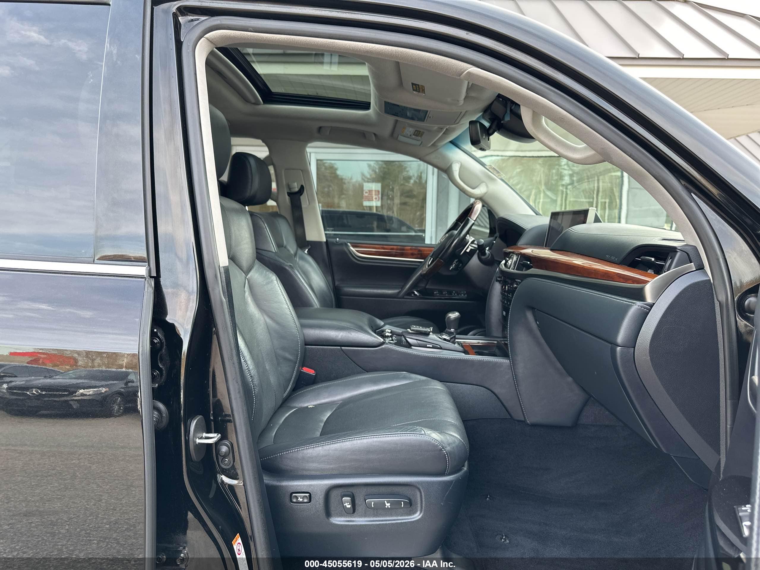 LEXUS LX image 5