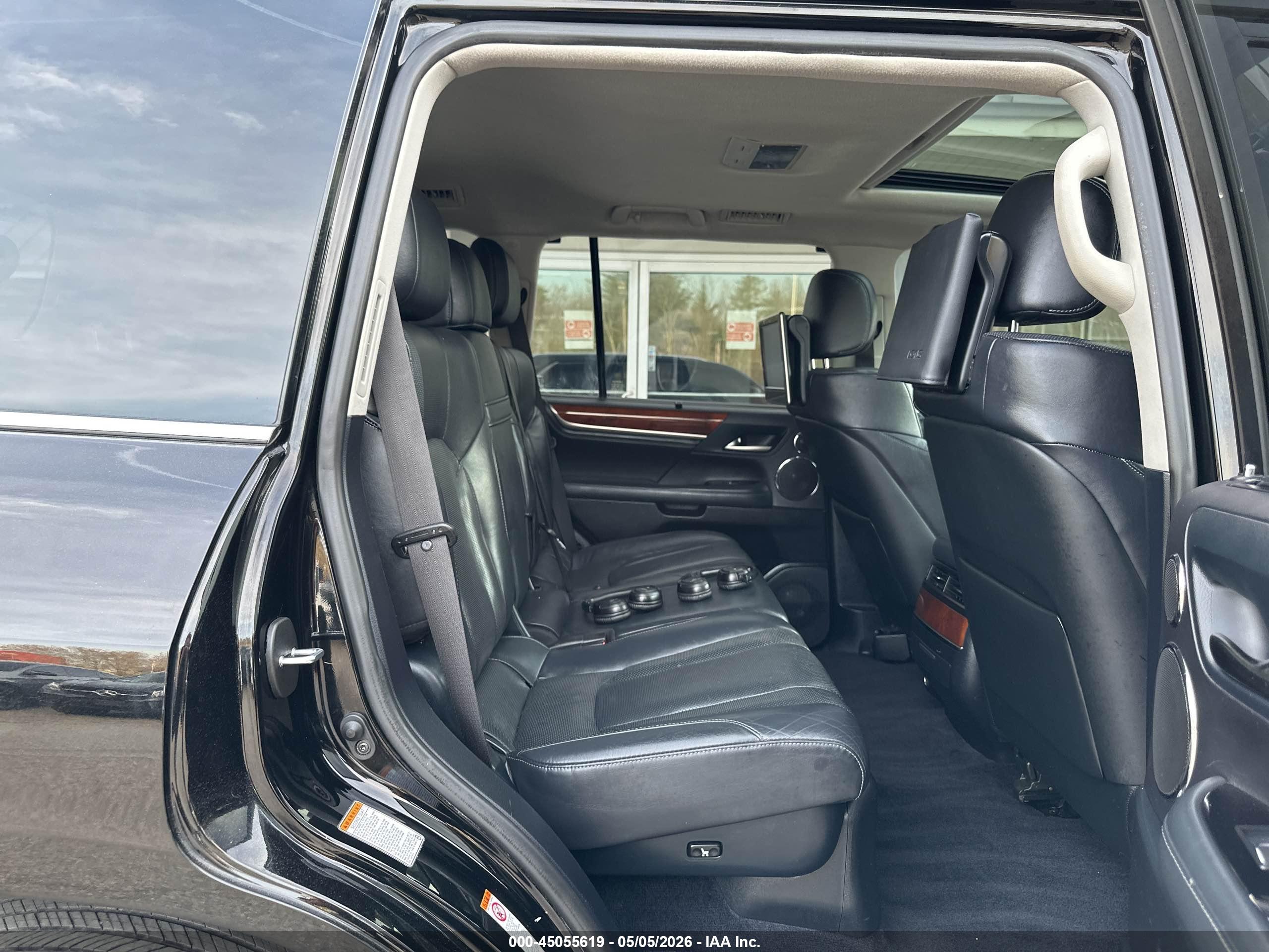 LEXUS LX image 8