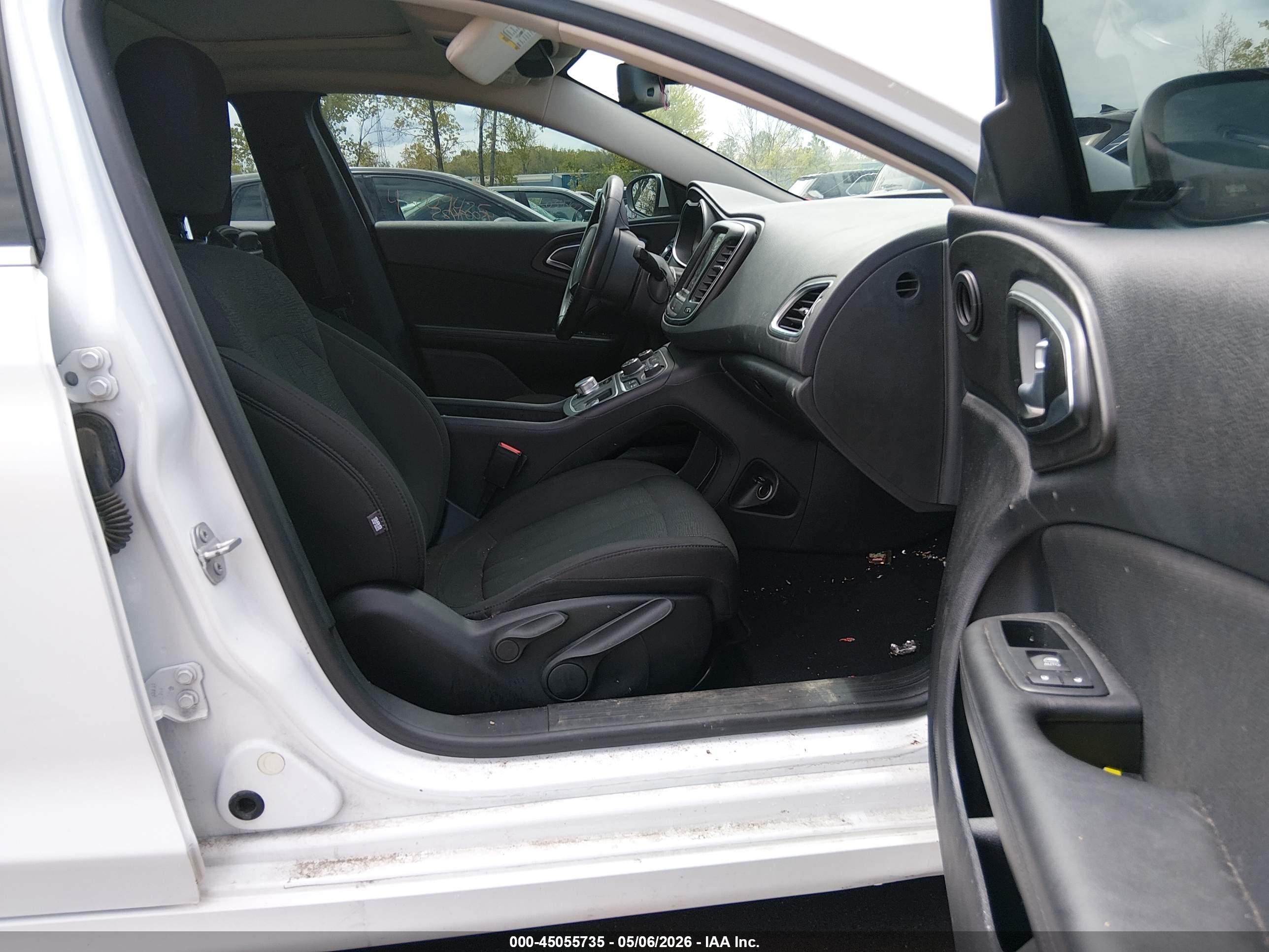 CHRYSLER 200 image 5